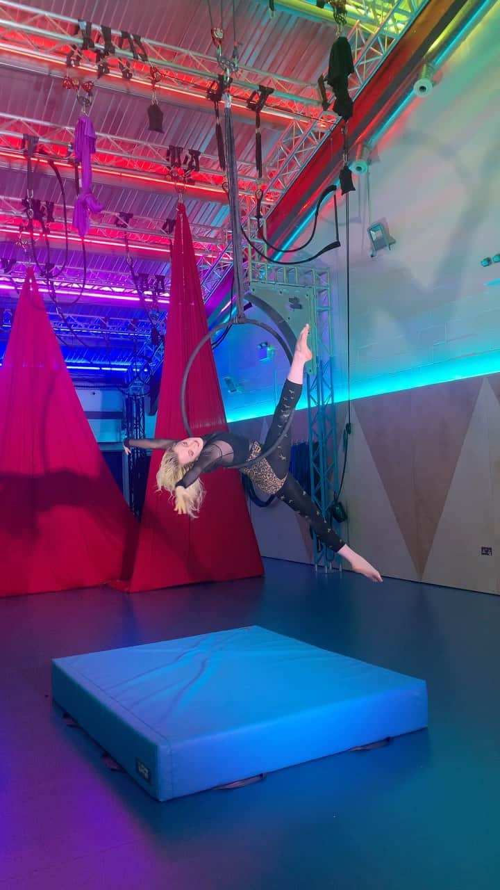 イヴァナ・リンチのインスタグラム：「My first time performing a short hoop routine! Covered in bruises but feeling proud :) it was just over a year ago I braved my first aerial class and it immediately felt like a piece that has always been missing from my life! I didn’t think circus was an option for regular folk, I thought you had to be extravagantly talented or born into it but the circus community is one of the most warm, welcoming, encouraging communities of any of the arts that I’ve experienced, I think because it is so difficult at first that everyone finds it humbling and that experience fosters compassion. I’ve also found there is less of a focus on aesthetic perfection than dance and other movement based arts, which is so freeing for one’s creativity. I plan my life around aerial classes now and have zero regrets!! Thank you so much  @maisiewhitehead and @katherinehardwick for sharing your amazing skills so generously and for being such kind, positive, patient teachers!! So lucky to learn from such incredible artists. The song is “Easily” by Grimes 🙂 #aerialhoop #everydayaerialist」