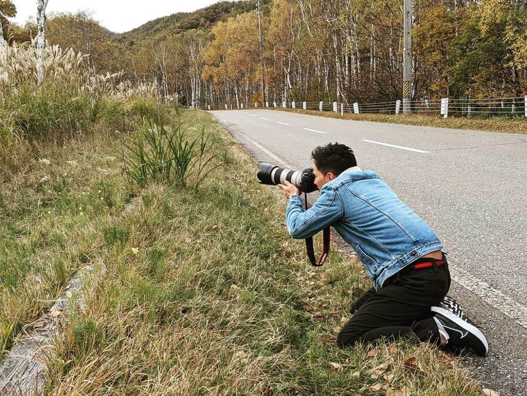 市原隼人さんのインスタグラム写真 - (市原隼人Instagram)「映画のロケで長野県へ。 う"〜...もう寒い。 秋を感じながらも冬が近づく気配を肌で体感します。長野に来るとドラマ『リバース』での“-23度の白銀の世界”や映画『ホテルコパン』でのゆっくりと流れる白馬の大自然が浮かぶ。日本各地に行くと、その時の芝居の感情を思い出す。 毎回、撮影場所を聞き「えっ！そんなとこに行くの？」っと思いながらも、気分は何時も冒険家。現場が楽しくてたまりません。  子供が砂場で山を作る感覚。壊して、作って、仲間が増えて「凄いの作ってやる！！」と夢中になって時間を忘れる。そして気付きゃ、汗と泥と傷まみれ。笑  いくつかの新たな作品(冒険)を前にもう心が踊ってる♪  #カメラに夢中になるとだいたい恥ずかしい姿になる #カメラがあると撮りたい衝動が止まらなくなり常に短距離走気分 #長野 #秋」10月24日 3時43分 - hayato_ichihara