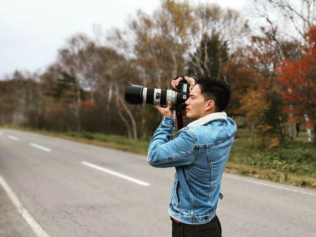 市原隼人さんのインスタグラム写真 - (市原隼人Instagram)「映画のロケで長野県へ。 う"〜...もう寒い。 秋を感じながらも冬が近づく気配を肌で体感します。長野に来るとドラマ『リバース』での“-23度の白銀の世界”や映画『ホテルコパン』でのゆっくりと流れる白馬の大自然が浮かぶ。日本各地に行くと、その時の芝居の感情を思い出す。 毎回、撮影場所を聞き「えっ！そんなとこに行くの？」っと思いながらも、気分は何時も冒険家。現場が楽しくてたまりません。  子供が砂場で山を作る感覚。壊して、作って、仲間が増えて「凄いの作ってやる！！」と夢中になって時間を忘れる。そして気付きゃ、汗と泥と傷まみれ。笑  いくつかの新たな作品(冒険)を前にもう心が踊ってる♪  #カメラに夢中になるとだいたい恥ずかしい姿になる #カメラがあると撮りたい衝動が止まらなくなり常に短距離走気分 #長野 #秋」10月24日 3時43分 - hayato_ichihara