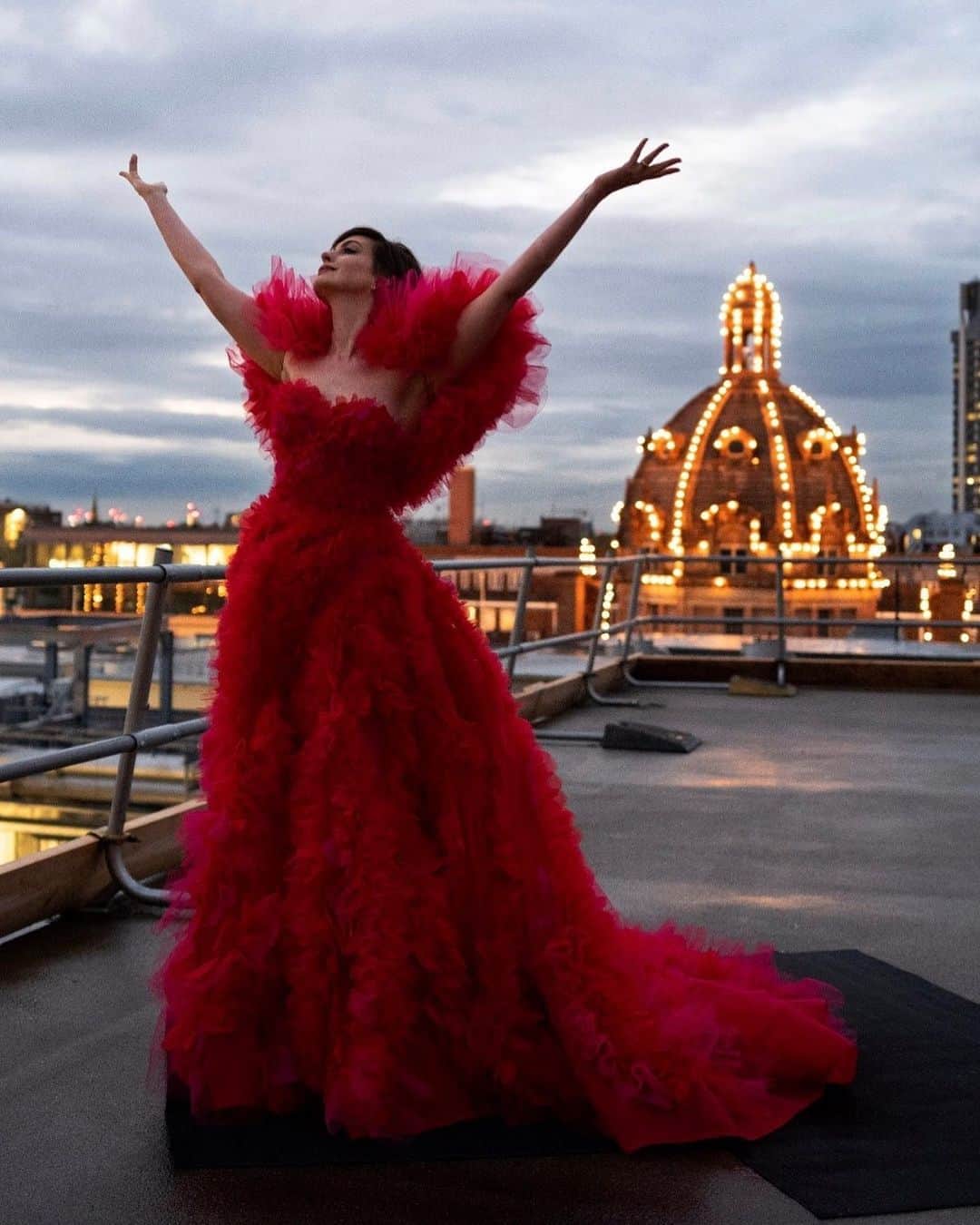 Harrodsのインスタグラム：「Swapping Hollywood lights for Harrods lights ✨ Extraordinary things are happening in-store... more coming soon 🎬  Photographer: @gregwilliamsphotography   #Harrods #HarrodsFashion」