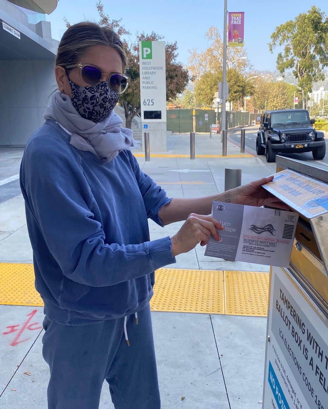 のインスタグラム：「#IVOTED for @joebiden and @kamalaharris. I dropped my ballot off, and I did it early 👏🏼 I voted for them because right now this country is more divided than ever. Right now, a few men in power are deciding what women can and can’t do with their own bodies. Our current President has decided that racism is a non-issue. He has repeatedly and publicly ignored science... too many people have died.  ⠀ I urge you to really consider who is going to be most affected by this election if we stay on the track we’re on right now... your daughters, the LGBTQ+ community, our Black brothers and sisters, the elderly with health conditions, and your future kids and grandkids (who will be tasked with saving a planet that our leadership refuses to believe is hurting). ⠀ ⠀ This whole thing isn’t about one candidate or one single issue, it’s about the future of this country and of the world. Vote for equal human rights, for love, and for decency. ⠀ ❤️🗳⠀ ⠀ ⠀ PS - It’s not funny to vote for Kanye. I don’t know how else to say it. Please be responsible 🙏🏼」