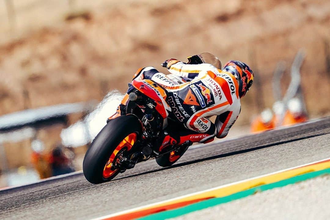 レプソル・ホンダのインスタグラム：「From the back 👀 ⠀⠀⠀⠀⠀⠀⠀⠀⠀ #AlcanizGP #TeruelGP #MotoGP #AM73 #AlexMarquez #SB6 #StefanBradl #Repsol #Honda #RepsolHonda #HRC #RC213V #ThePowerOfDreams #Racing #Motorcycle #Team #OneHeart」