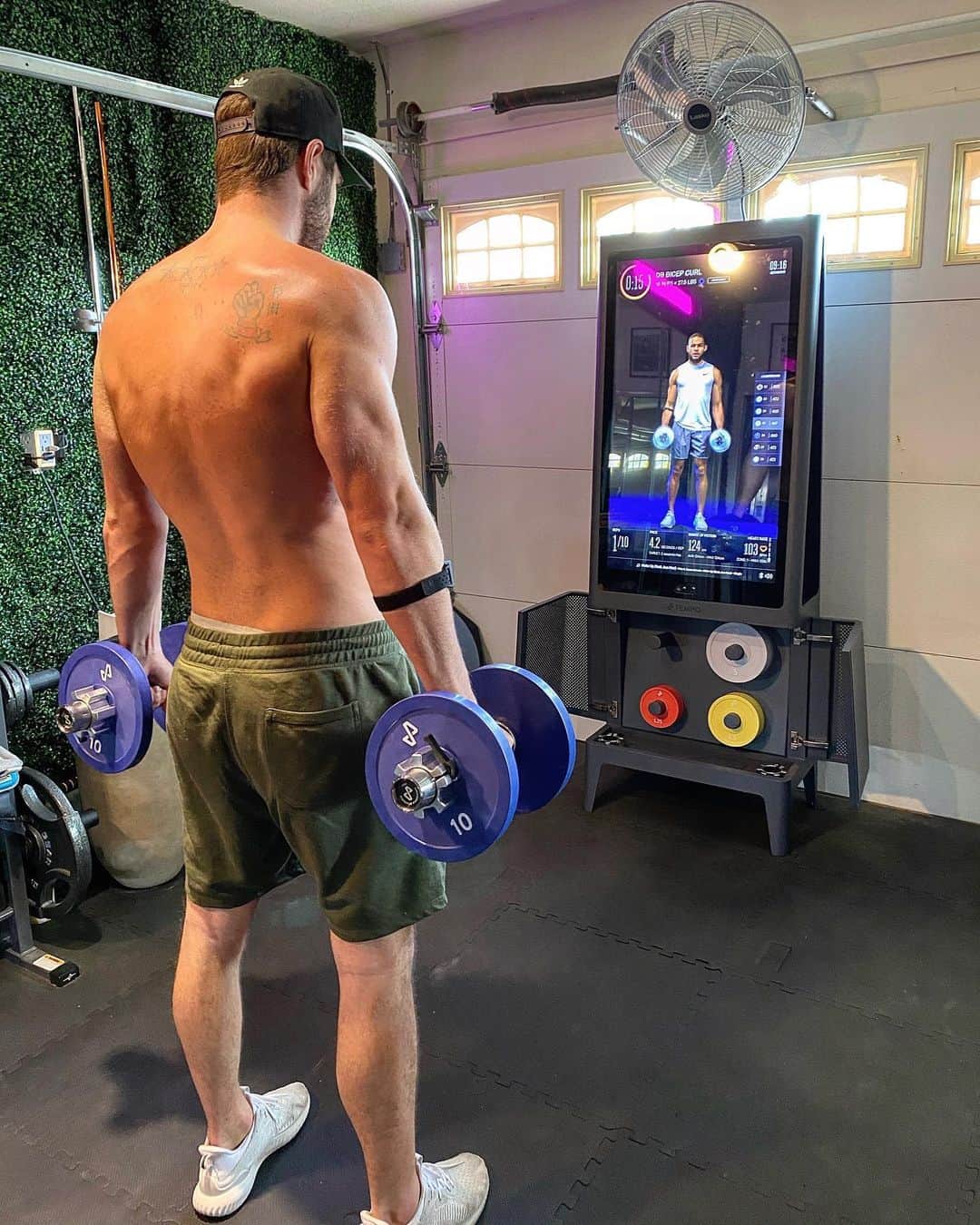 ニック・ベイトマンのインスタグラム：「2 weeks in and I’m getting slightly addicted to this thing... @tempo studio can track your motion, count your reps, and correct your form in both live & on-demand classes with a live leaderboard. 🤤 @Tempo studio #TempoPartner」