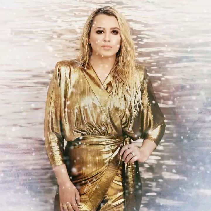 ギャビー・バレットのインスタグラム：「I’ve always loved this song. Christmas is my favorite holiday, celebrating the birth of Our Savior, who He is and what He’s done for us.  So I wanted to record my own version.  Getting in the holiday spirit a little early! ✨🤍 OUT NOW! Link in my bio! Lemme know what y’all think. #thefirstnoel」