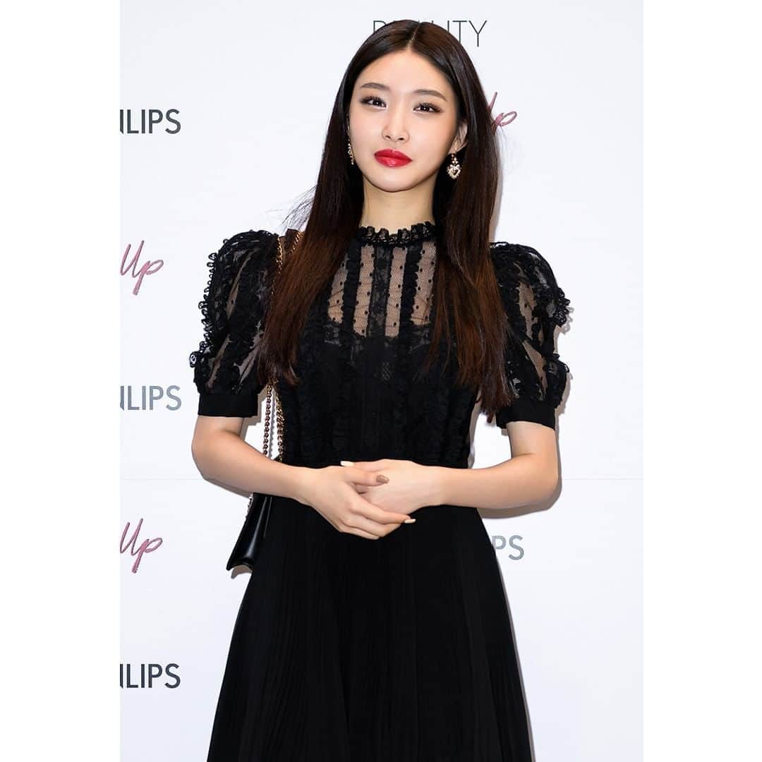 ドルチェ&ガッバーナさんのインスタグラム写真 - (ドルチェ&ガッバーナInstagram)「@chungha_official wears a short #DolceGabbana plumetis and georgette dress for the presentation of the #DGPassionlips lip pen in Korea.    #DGCelebs #DGFamily #BEAQUEEN #DGBeauty」10月24日 4時00分 - dolcegabbana