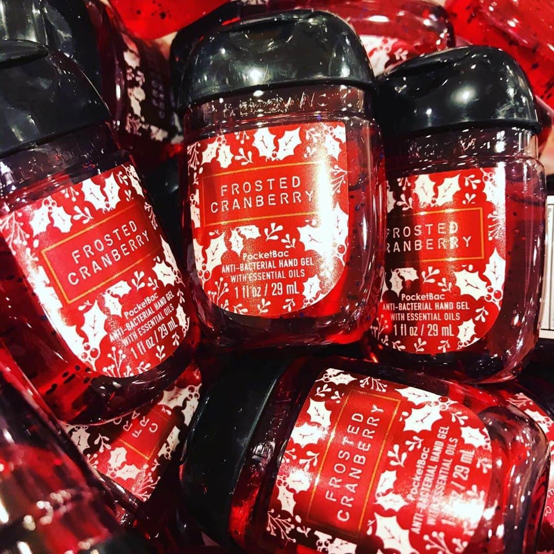 Bath & Body Worksさんのインスタグラム写真 - (Bath & Body WorksInstagram)「Spread ❤️ not germs with a Hand Sanitizer re-stock in all NEW fragrances! Show us what NEW PocketBacs you're picking up! 📷」10月24日 4時00分 - bathandbodyworks