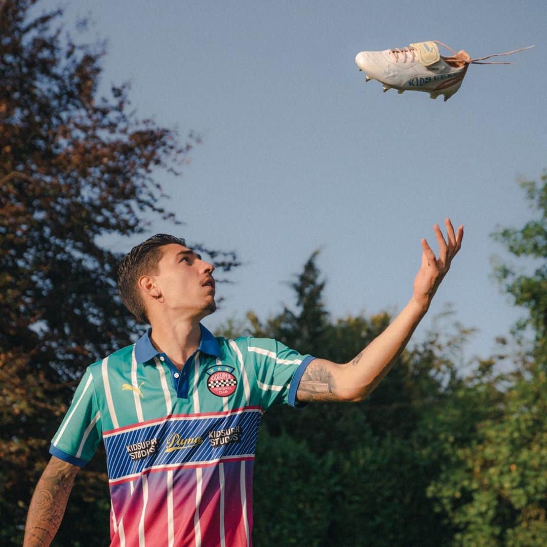 エクトル・ベジェリンのインスタグラム：「Long time in the making, but we're here! @kidsuper x HB x @pumafootball ready to share with the world. Big thank you to Kid Super for bringing this to life with a sick boot 🙌🏼   Full video - link in my bio」
