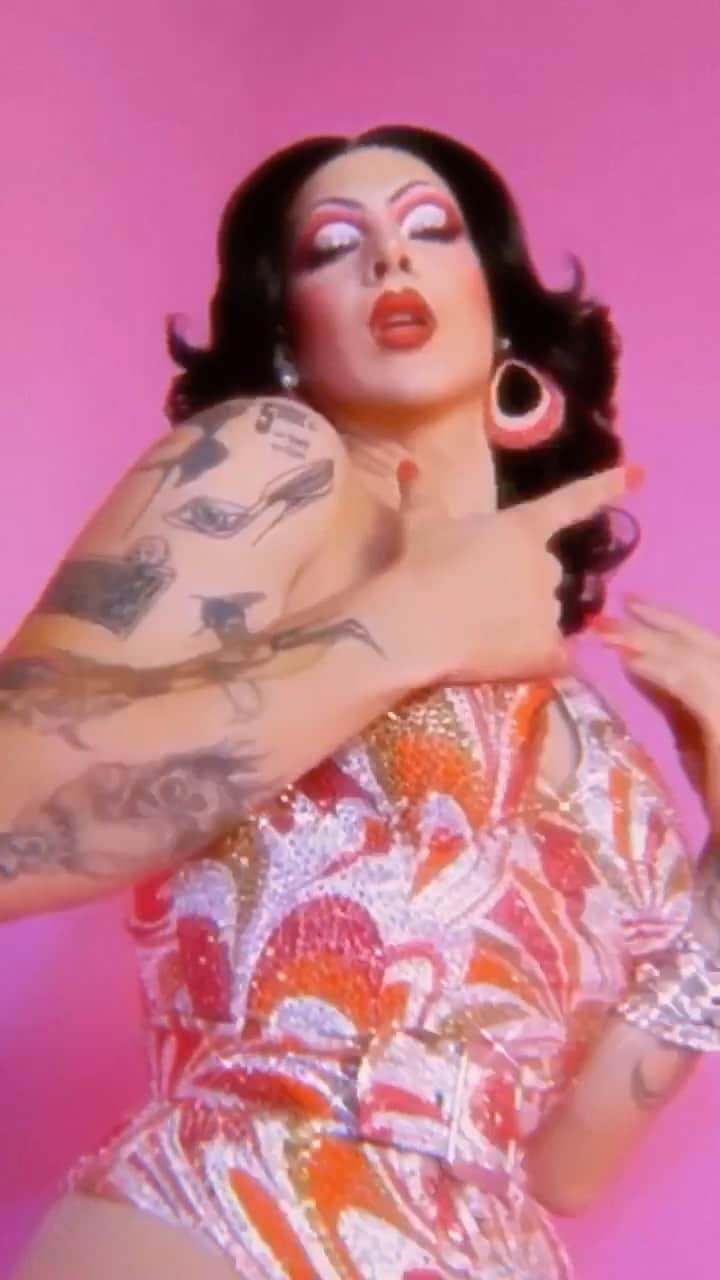 ヴァイオレット・チャチキのインスタグラム：「Feel his touch all over @thediscodaddy」
