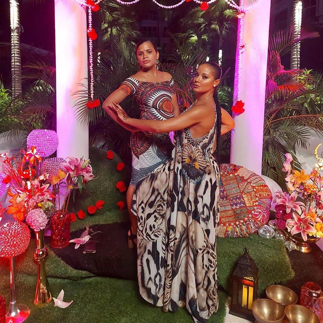 セリタ・エバンクスのインスタグラム：「More big/little cousin love. #Queens @tillies #Bollywood night 👑💕✨ Swipe to see what we do best 🥰 #family #jokes #love #thankful」