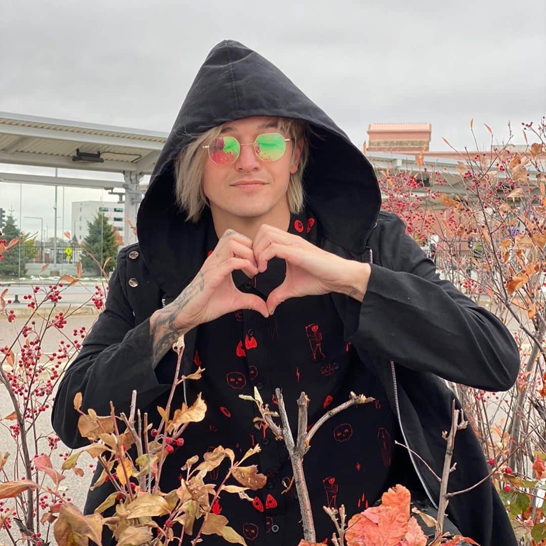 Ghastlyのインスタグラム：「It’s my birthday 🕯 so I got u a present 🎁」