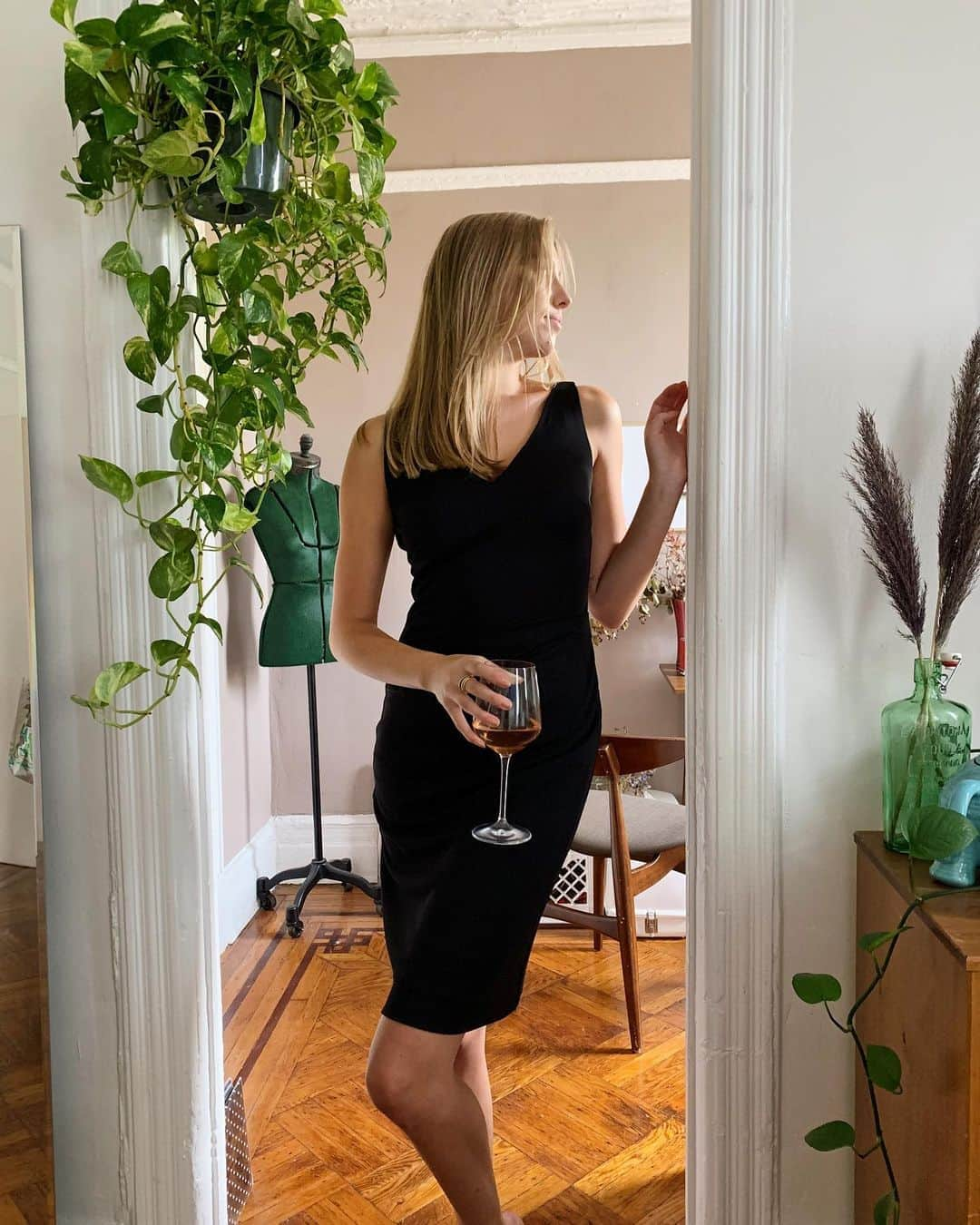 ニコールミラーさんのインスタグラム写真 - (ニコールミラーInstagram)「What are your #fridaynight plans? Ours include a #littleblackdress and a glass (or two) of Nicole Miller rosè! 🍷#NMStyle」10月24日 4時07分 - nicolemillernyc