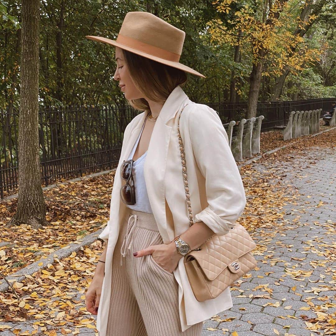 Helena Glazer Hodneのインスタグラム：「weekend getup. on our way to do some family leaf peeping🥳 🍁🍂」