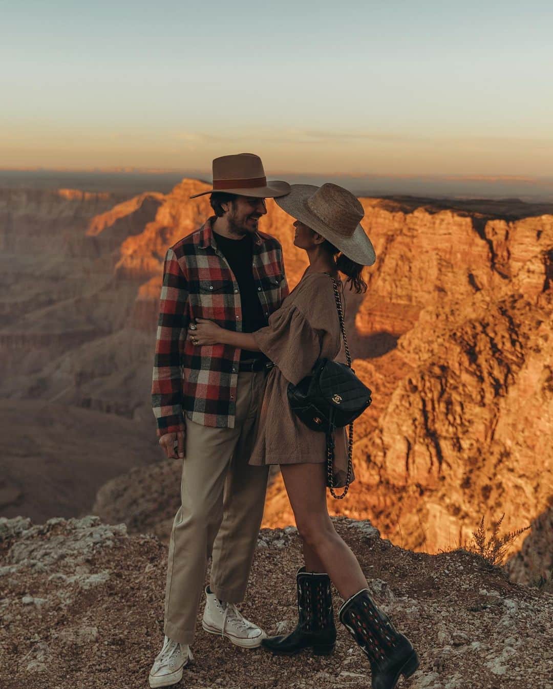 Collage Vintageのインスタグラム：「Midnight cowboy lovers 🤠 @diegoanciano  Ps: After taking this pic my hat flew out and now is living somewhere in the Grand Canyon 🤪💁🏻‍♀️」