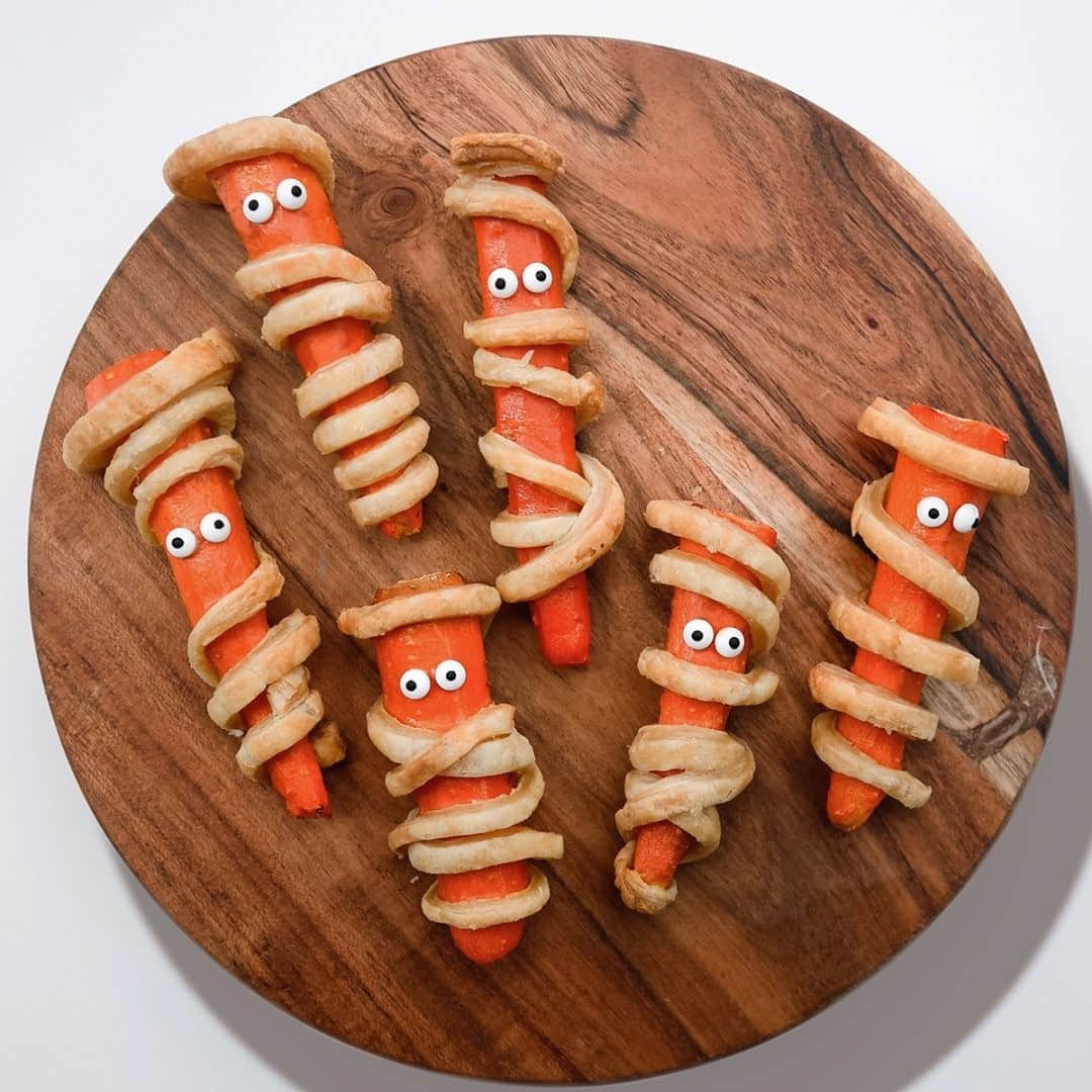 OXOさんのインスタグラム写真 - (OXOInstagram)「Spooky scary... carrot mummies?   Halloween is creeping up and these carrot mummies by @eatyourmonsters are sure to be a hit at home. Grab the recipe through the link in bio.」10月24日 4時15分 - oxo