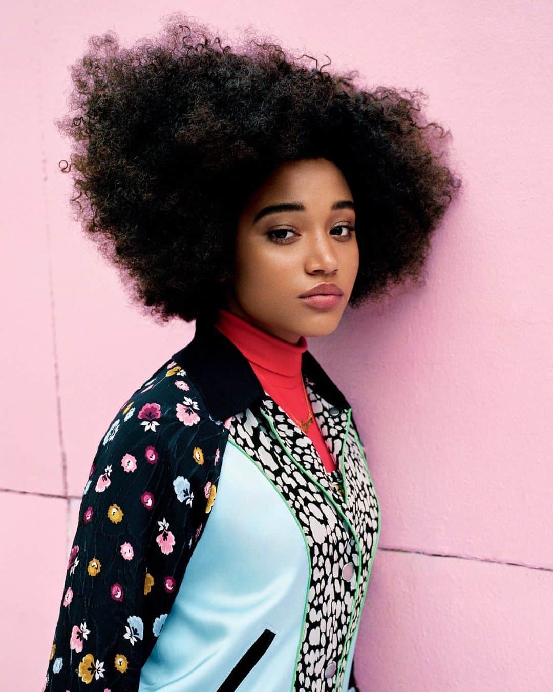 Teen Vogueさんのインスタグラム写真 - (Teen VogueInstagram)「Happy birthday, @amandlastenberg!! BRB, looking back at her candid convo from 2016 with Solange Knowles (@saintrecords) about loving their hair and "connecting as two nonconforming Black girls" 💕 #linkinbio 📸: @ben_toms」10月24日 4時20分 - teenvogue