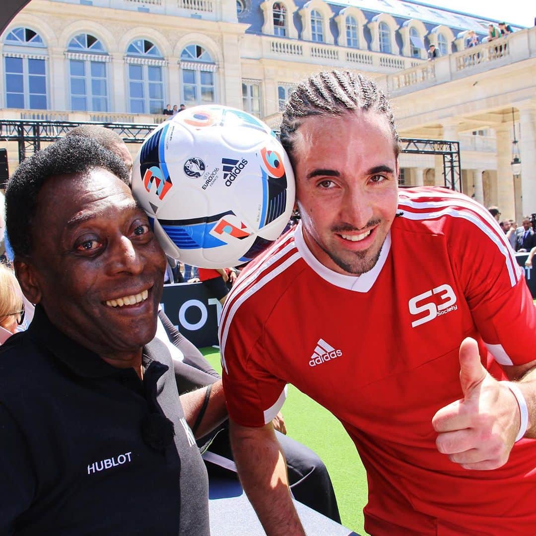 ショーン・ガルニエのインスタグラム：「Happy birthday REI @pele ! Best player of the whole time ?⬇️⬇️⬇️ #seangarnier #pele #seanfreestyle #footbal #rei #legend」