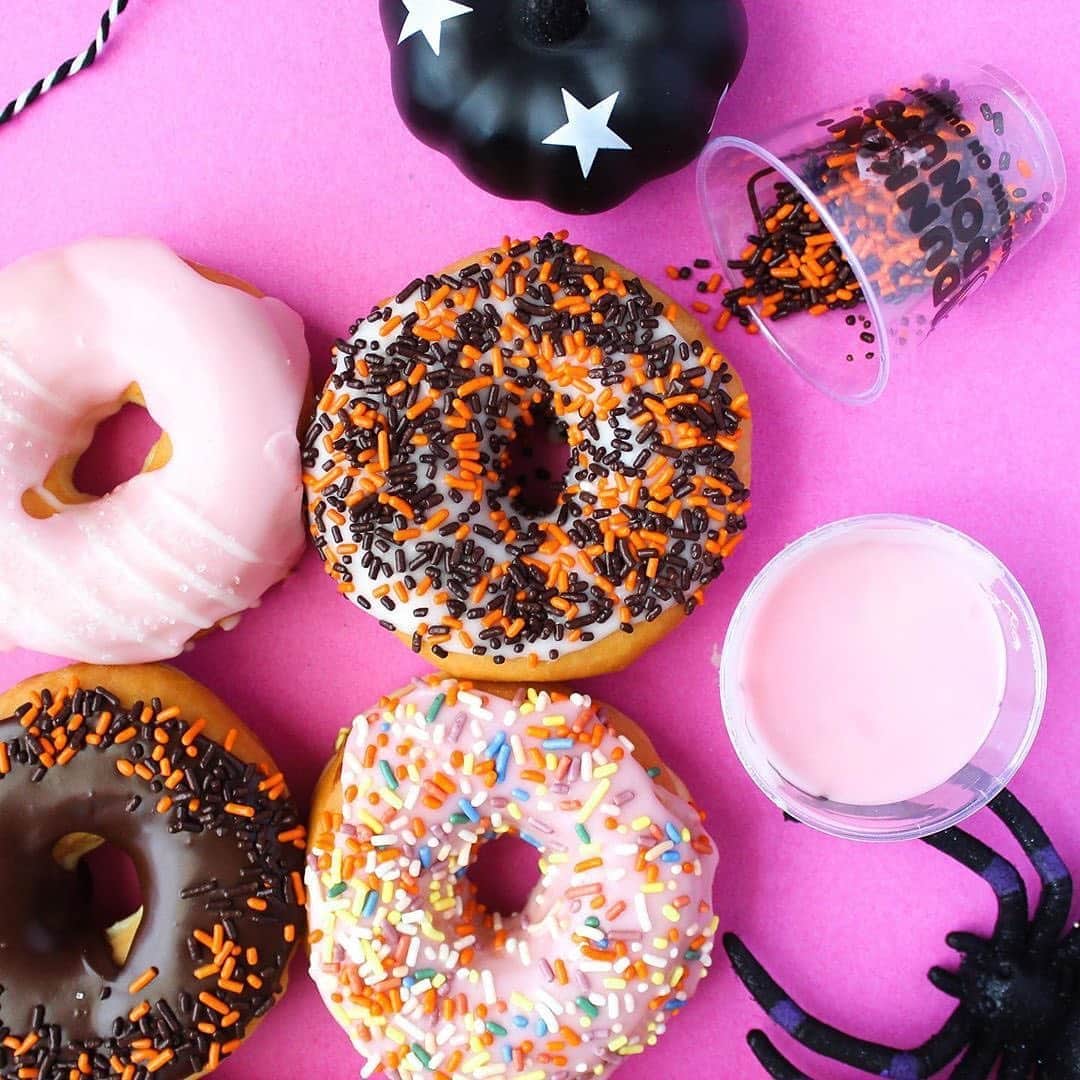 ダンキンドーナツさんのインスタグラム写真 - (ダンキンドーナツInstagram)「Halloween donuts are always the move🍩👻 Grab a Halloween DIY Donut Decorating kit from your local Dunkin’ today!」10月24日 4時23分 - dunkin