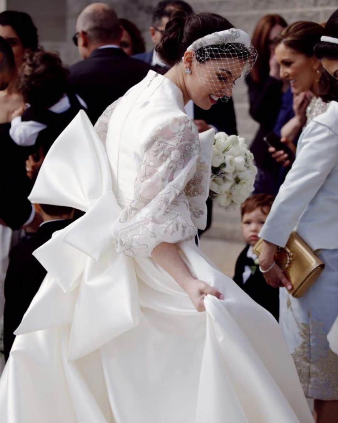 Steven Khalilさんのインスタグラム写真 - (Steven KhalilInstagram)「A hand folded duchess satin bow to complete Ilana’s stunning couture gown #StevenKhalilBride ⠀⠀⠀⠀⠀⠀⠀⠀⠀ Image @imagehausweddings」10月24日 4時23分 - steven_khalil