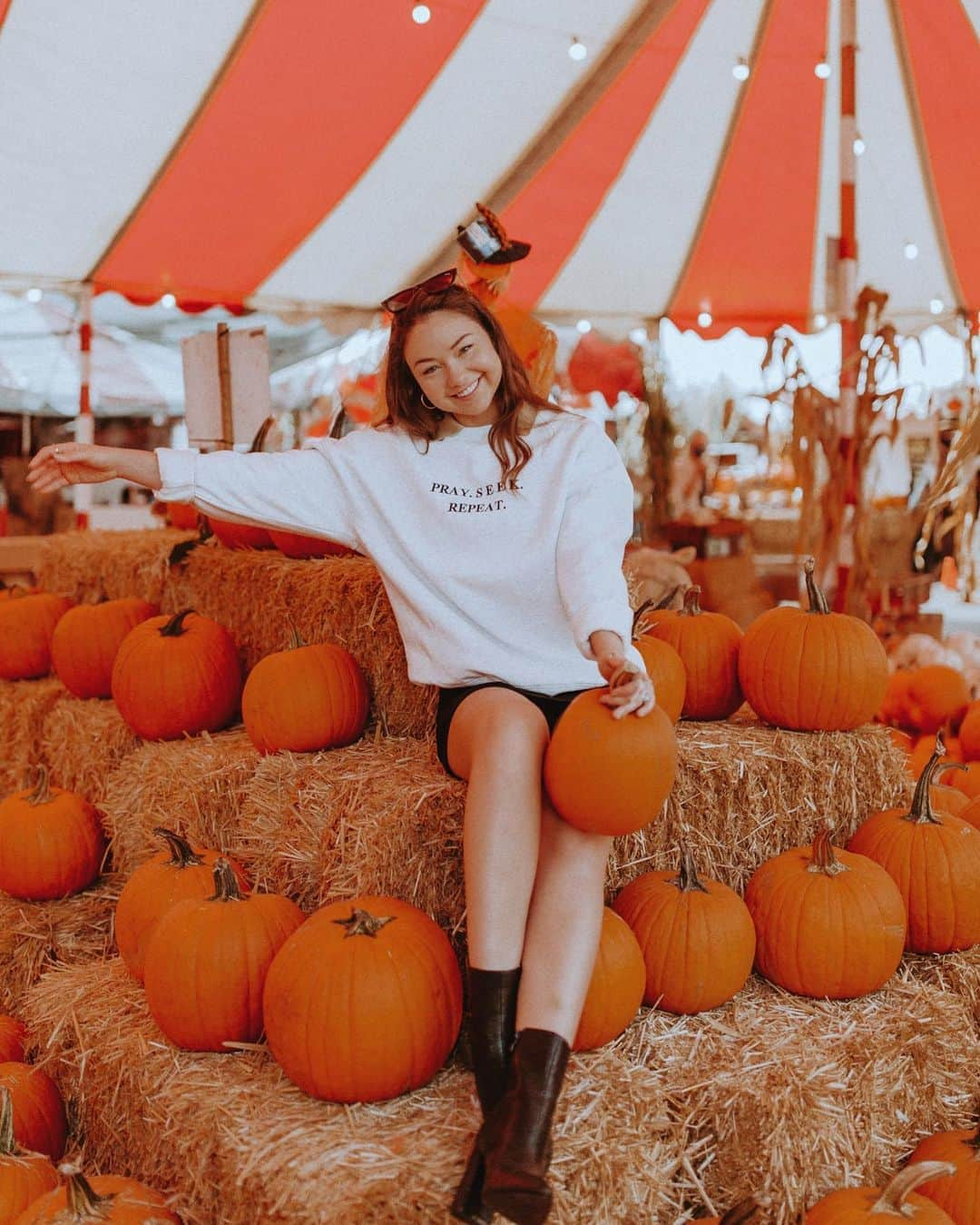 Meredith Fosterのインスタグラム：「Why did humpty dumpty love Autumn」