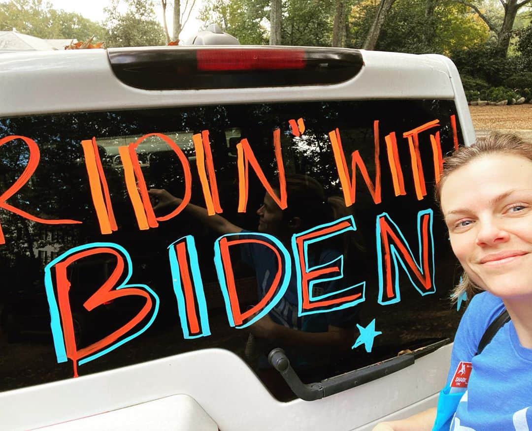 のインスタグラム：「You should see the other windows! #democracyclub carpool caravan TOMORROW MORNING. Link in bio to sign up. Charlotte/Matthews come join us and early VOTE and if you’ve already voted come and have some fun (we’ll have markers so you can deck out your own car- get there at 9!)」