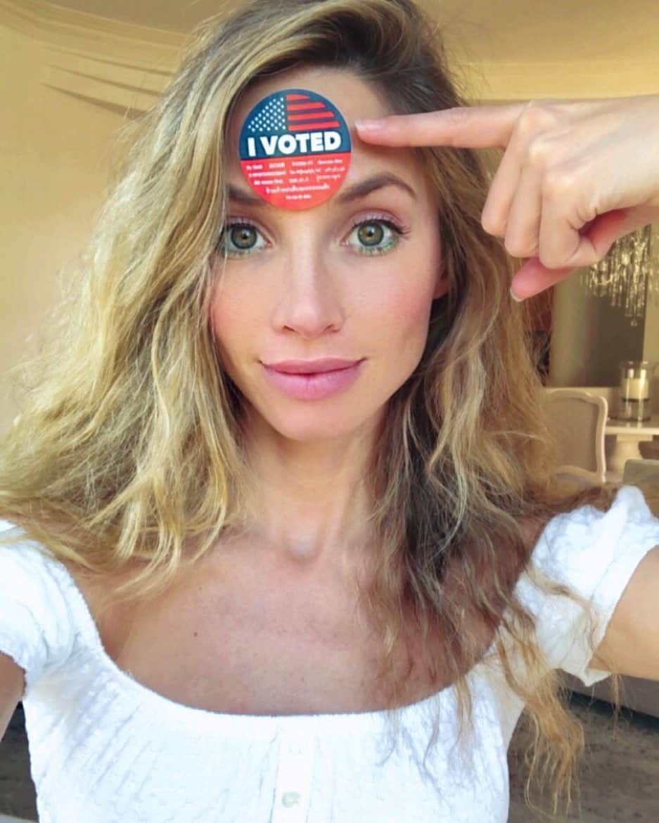 ブルック・バトラーのインスタグラム：「Did you vote!? 👈🏼」