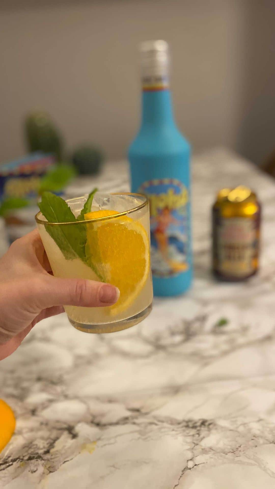 Eat With Steph & Coのインスタグラム：「Cocktail night courtesy of @alohasixtyfive 🍹   I tried The Alohan - perfect drink to make me imagine I’m on the beach and not in a rainy London! 🏝   Aloha 65 is a fresh pineapple, ginger and chilli infused spirit that tastes of summertime ☀️   Gifted PR product  #aloha65 #aloha65drinks #cocktails #friyay #cocktailnight #summerlovin #drinkme #pineapple #aloha #sunshineinabottle」