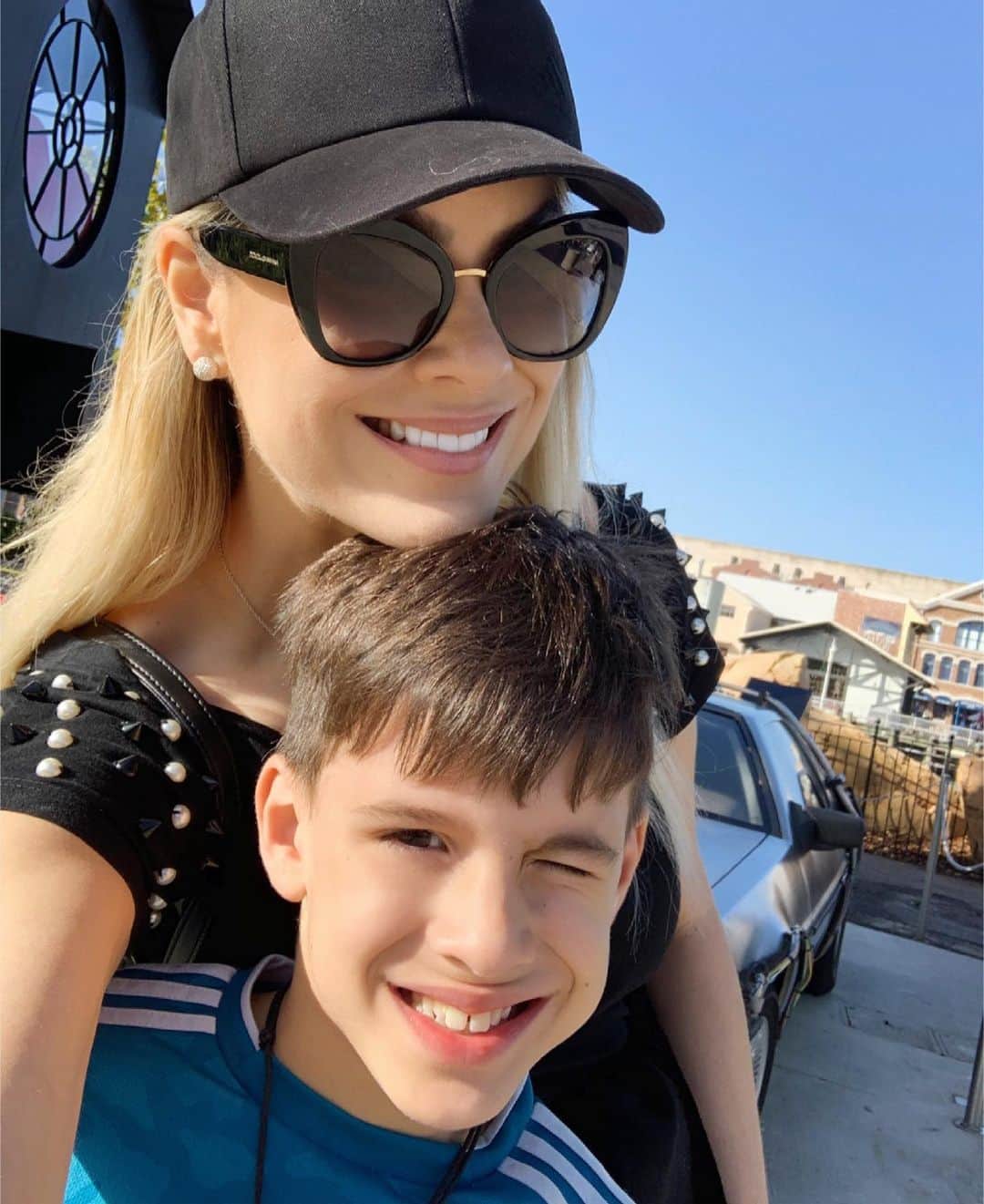 レナータ・ファンのインスタグラム：「Hoje o dia é do Rei Pelé e do meu afilhado lindo e inteligente @mateus_dc_fan Há 10 anos vc chegava e desde que te vi na maternidade sabia que vc seria muito especial! Que sua vida seja cheia de sorrisos e Felicidade!!! 😍😘😘🎁🎉🎉🎉🎂⚽️✔️ parabéns @rafaelfan e @letidc  pelo filho show de bola!!!!!🎈」
