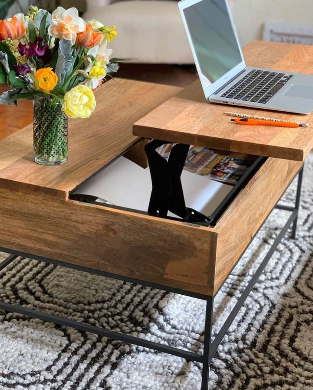 west elmさんのインスタグラム写真 - (west elmInstagram)「Not-your-average coffee table—this @fairtradecertified one ✨pops up✨ to sofa height to reveal hidden storage space AND can even be used as a #workfromhome desk. Swipe to see how it's done by some of our talented associates at @westelmalexandria and @westelmskokie! Link in bio #FairTradeFriday」10月24日 5時04分 - westelm