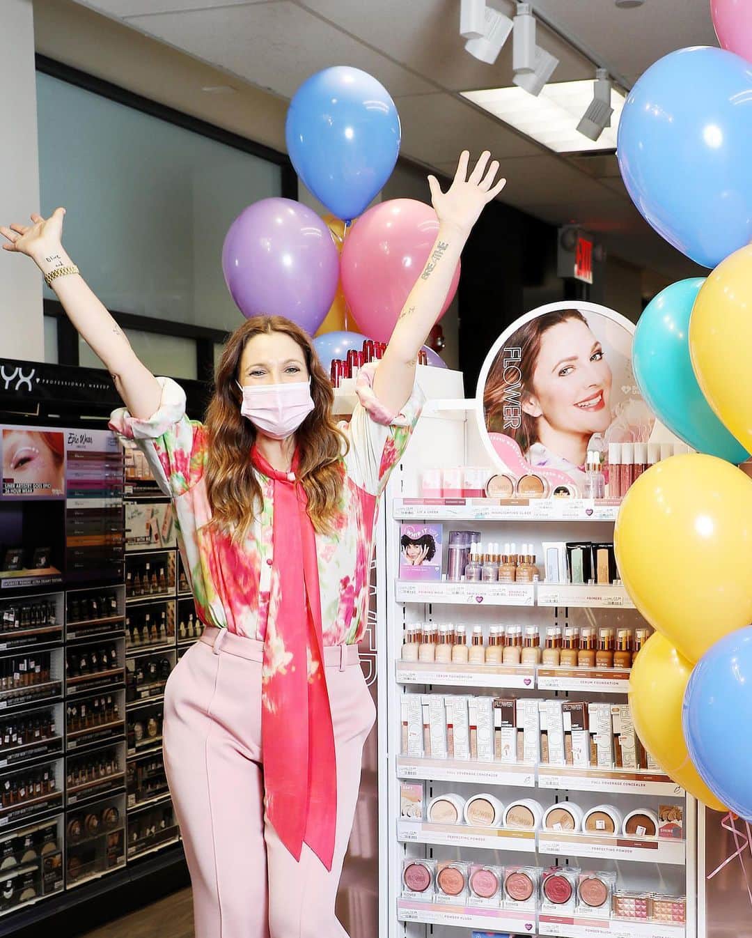 Just Jaredさんのインスタグラム写真 - (Just JaredInstagram)「@drewbarrymore stopped by a @cvspharmacy in New York City to celebrate the launch of Flower Beauty at the retailer. #DrewBarrymore #FlowerBeauty Photos: @sarajaye212」10月24日 5時06分 - justjared