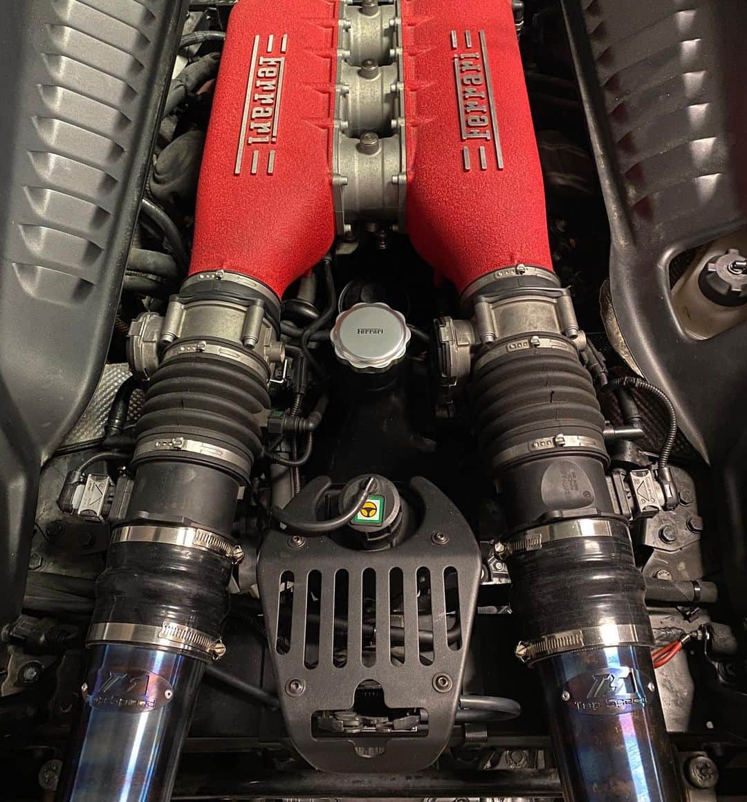 スティーブのインスタグラム：「Some BIG changes coming to the Ferrari tomorrow thanks to @topspeedpro1 @top_speed_japan  and @interactiveautomotive  See it at the @supercar_expo @parkupfront  明日の動画でフェラーリを更に派手になるぞ！お楽しみに」