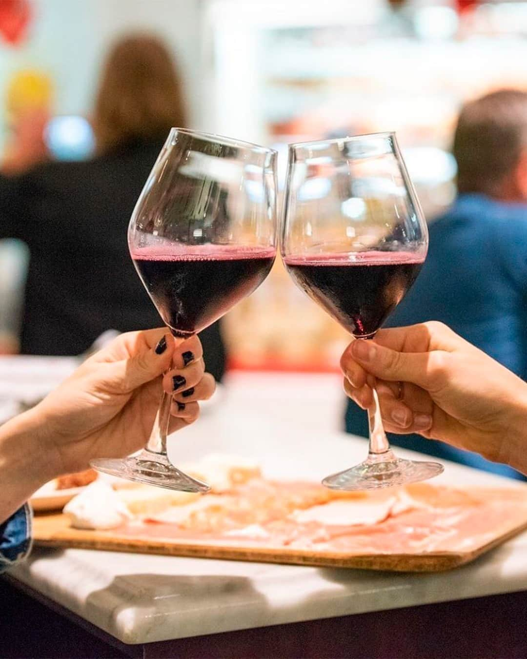 Eataly Brasilさんのインスタグラム写真 - (Eataly BrasilInstagram)「Neste fim de semana apresentamos o Vino Weekend: leve 4 e pague 3 em TODOS os vinhos da nossa adega. ⠀ No Eataly você encontra a maior adega de vinhos italianos da América Latina. De 23 a 25 de Outubro aproveite a promoção do Vino Weekend para escolher os seus rótulos favoritos e montar seu combo como preferir. Ti aspettiamo. ⠀ *desconto válido somente em nossa adega e aplicado no item de menor valor, durante os dias 23, 24 e 25/10/2020, até durarem os estoques. Não é necessário escolher vinhos iguais* ⠀ #eataly #eatalysp #wine #vino #italianwine」10月24日 5時07分 - eatalybr