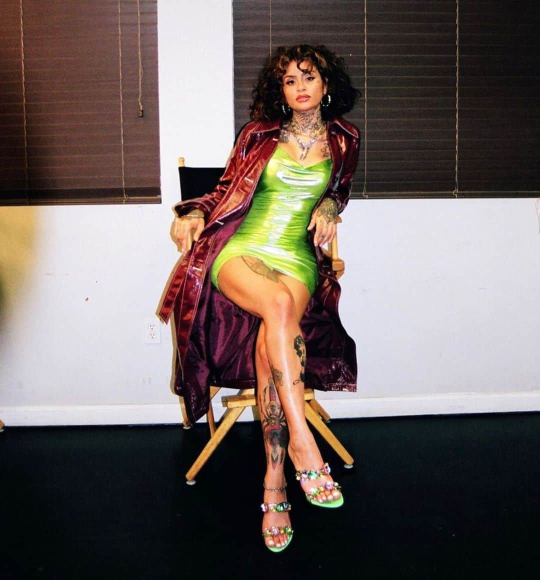 SOPHIA WEBSTERさんのインスタグラム写真 - (SOPHIA WEBSTERInstagram)「@Kehlani 💚💚💚 My woman crush erryday spotted in the green 'Ritzy' mule! Adore this look from the Kehlani x Bryson "Always Forever" video. S x ⁣ ⁣ Styled and shot by @scotlouie 👏📸😍⁣⁣ ⁣ #SophiaWebster #SpottedInSophias #SCOTonfilm #Kehlani」10月24日 5時07分 - sophiawebster