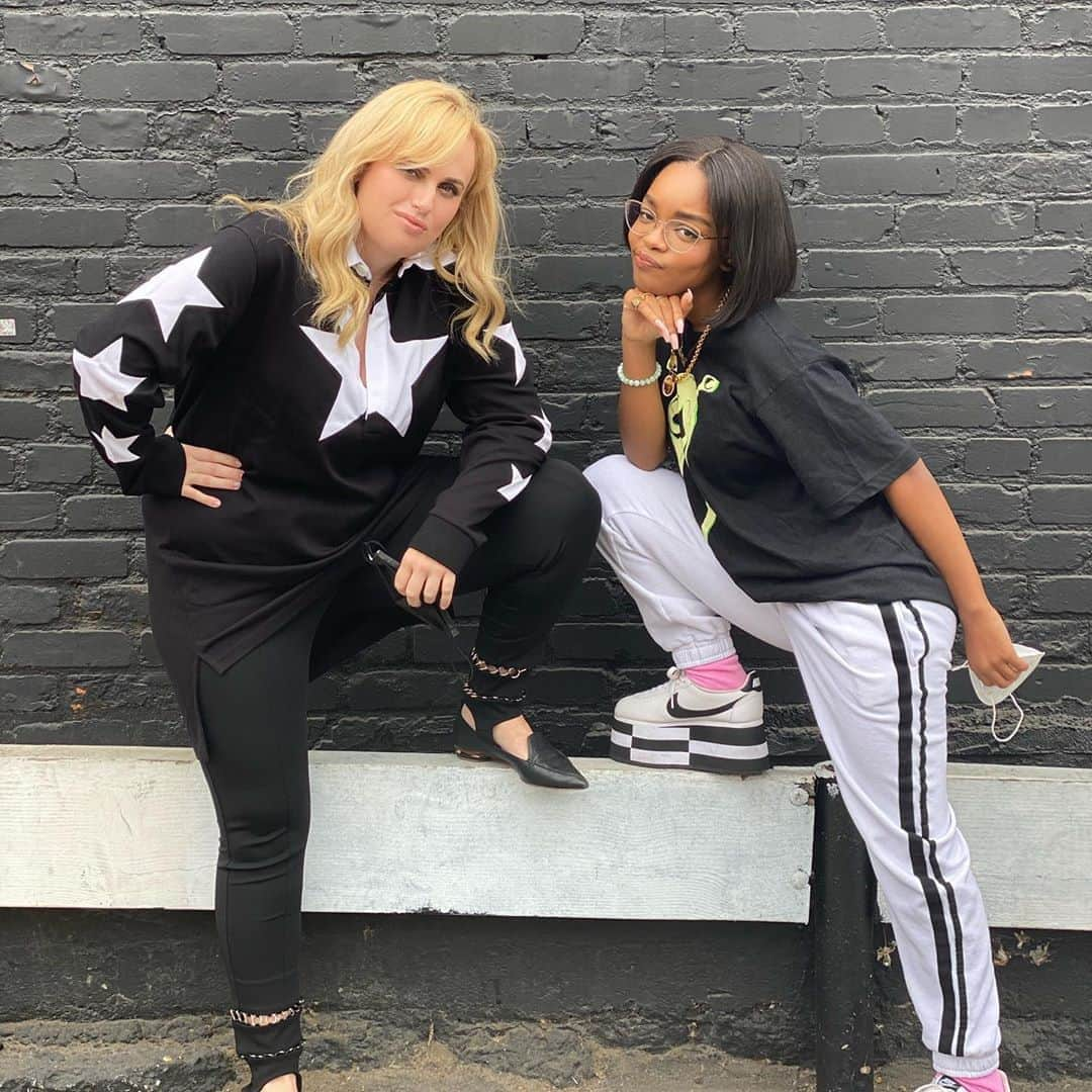 レベル・ウィルソンさんのインスタグラム写真 - (レベル・ウィルソンInstagram)「We’re starting a dope AF girl group now @marsaimartin #tinytalkshow」10月24日 5時19分 - rebelwilson