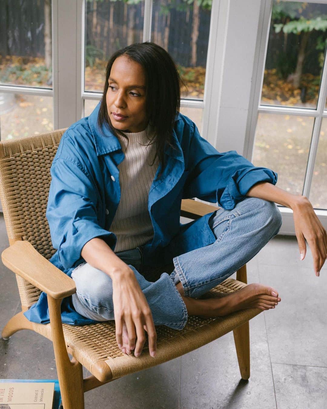 スティーブンアランのインスタグラム：「Introducing the Couch Dress. Our effortless and versatile version of a shirt dress that is meant to be worn every day from season to season, transitioning between home and life. Available in 3 shade of soft, washed cotton poplin. #stevenalan  Photos: @chandlerbondurant  Model: @jules.leigh」