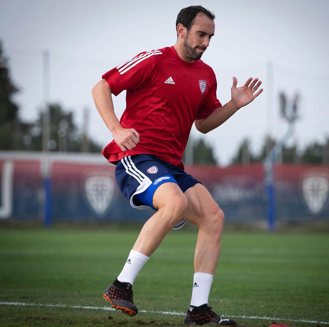 ディエゴ・ゴディンさんのインスタグラム写真 - (ディエゴ・ゴディンInstagram)「Tarde de entrenamiento! Allenamento pomeridiano! ⚽️🔴🔵 #ForzaCasteddu」10月24日 5時14分 - diegogodin