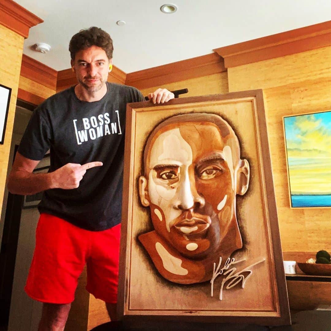 パウ・ガソルのインスタグラム：「Remarkable work @happylifewood, I love this piece featuring my brother @kobebryant. Thank you, and also @ryanphilly7 for your help, in making this happen! 🤎」