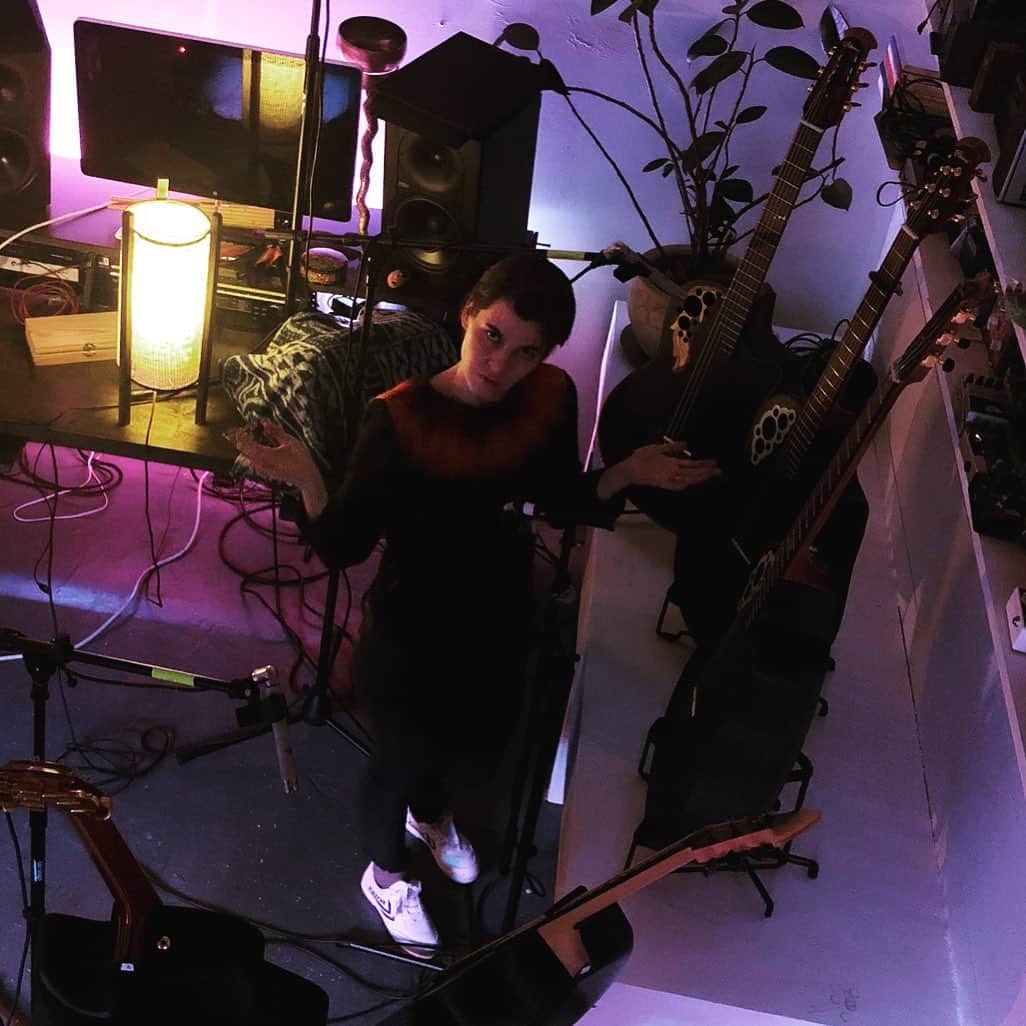 カーキ・キングのインスタグラム：「IG live from @circularruinstudio tonight at 9 pm EST. Talking about the new album and taste testing Skittles. What questions do you have for me and @chloealxandra and @arjanmiranda ?」