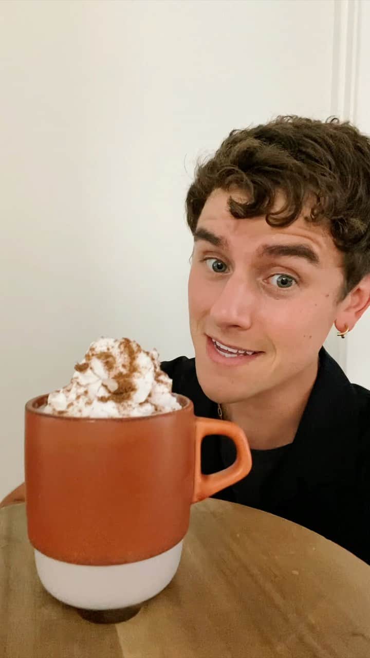 コナー・フランタのインスタグラム：「yeah yeah, it’s the season WHATEVER. you can make this drink at home in 5mins and it’s way better than one you’d buy. Watch & enjoy!」