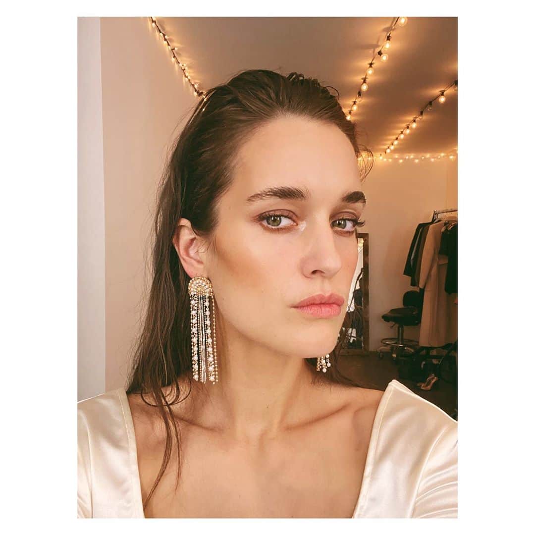 ケイト・ハリソンのインスタグラム：「Magical Looks w @kellypeachbeauty & @wendyluxmakeup 🤍 @karleeparrish w the killer earrings and perfectly pearlescent top.」
