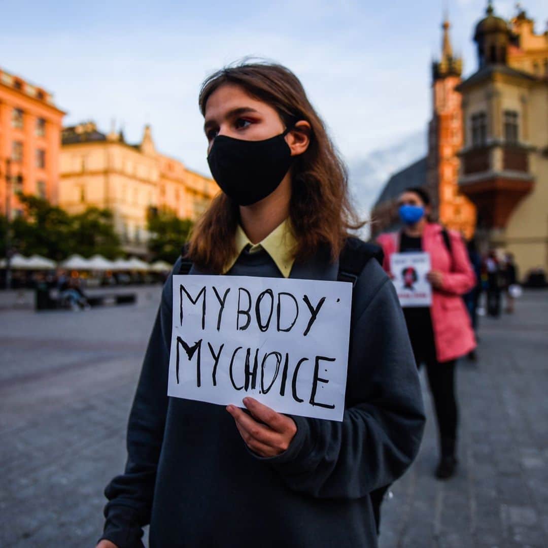 Vogueさんのインスタグラム写真 - (VogueInstagram)「On Thursday, Poland’s equivalent to the Supreme Court ruled to outlaw abortions due to fetal defects, making the country’s ban on abortion almost total and sparking protests from pro-choice activists in Warsaw.  As of now, Poland will only allow abortion in cases of rape, incest, or danger to the pregnant person’s life, making the country one of the most hostile places in Europe for reproductive rights. In response, protestors came out in droves in Warsaw to voice their dismay at the new ruling. An image by artist Szymon Szymankiewicz, which depicts the country’s outline as a coat hanger (traditionally a symbol of the life-threatening risk posed by outlawing abortion), is also being shared widely online, as is the hashtag #piekłokobiet, or “Women’s hell.”  Tap the link in our bio to read more about what you need to know.」10月24日 5時30分 - voguemagazine