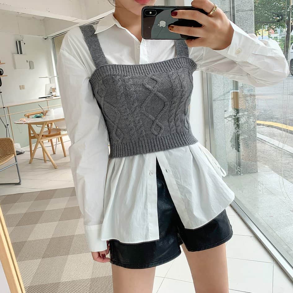 Chuuのインスタグラム：「우리 츄멤님들 주말 잘 보내고 계신가요? 저녁 되니 많이 츄워졌네요!  추울 때는 얇은 옷 여러겹 입으면 덜 춥잖아요! 겨울에도 예쁨 유지 하려면 두꺼운 옷 하나 보다는 셔츠에 니트 뷔스티에 레이어드 코디하면 따뜻하고 예쁜 코디 완성🤗  #chuu#니트뷔스티에#뷔스티에코디#코디추천#가을코디#데일리룩」