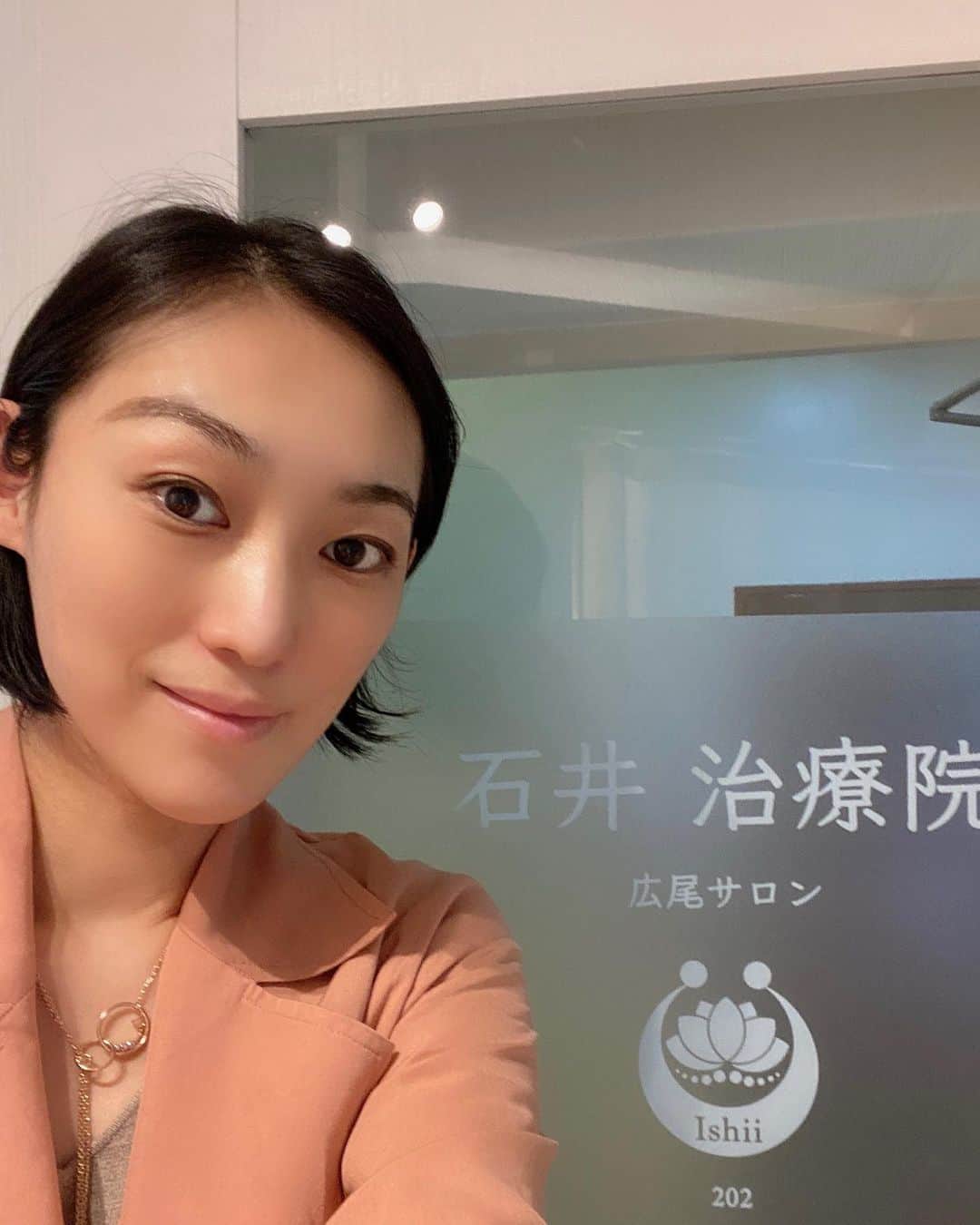 大島央照のインスタグラム：「先日、久しぶりに石井治療院へ @ishii_yukio メンテナンスに行ってきました。写真はアプリをつかってまして、、1枚目、かなり盛ってうつってますがw 笑、顔の疲れもたるみも気になってたので、、針をお願いして、キュッと整えていただきました！2枚目の左上、ビフォー、左下がアフターです。 首、肩、腰はガチガチになりながちだったのですが、本当楽に。この時期特に必要だなと。 また、ここにくるまで私、針自体が苦手でしたが、石井先生だと痛くなくて、怖いという先入観がなくなりました。 ありがとうございました😊  自分の体は自分でメンテナンスをしっかり、そしてたまにはリラックスしないとですね✨✨  #石井治療院 #治療 #針 #メンテナンス #肩こり #腰痛 #フェイスアップ #リラックス #美容 #感謝」