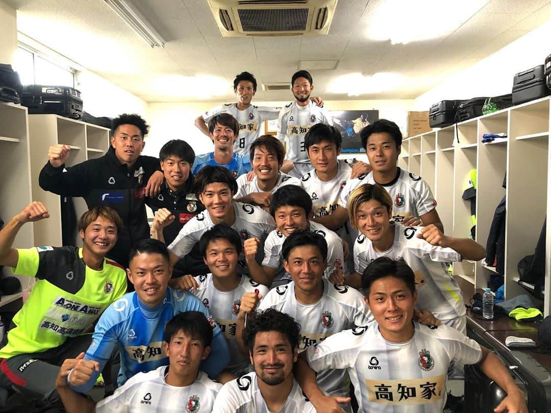 松本翔さんのインスタグラム写真 - (松本翔Instagram)「全員で掴んだJFL初勝利‼️﻿ ﻿ 絶対王者「HondaFC」相手に1-0。﻿ ここまで苦しかった。本当に長かった。﻿ 取り急ぎ.......vamos🔥﻿ #高知ユナイテッドSC #高知﻿ ﻿ ---- ※加筆しました↓↓ -----﻿ ﻿ 長く苦しい日々だったけど、大切な一勝になりました。﻿ たかが一勝、されど一勝かもしれません。﻿ 何よりチームとしてブレずに泥臭い試合﻿ 守り切った中での初の無失点試合での勝ちです。﻿ でも、これがスタンダードにならなきゃいけないし﻿ 今年の降格は無いけど、まだ最下位に変わりないので﻿ 残り5試合に繋げていくことが全てだと思います。﻿ ﻿ ﻿ 何より、個人的にも戦い抜いた先の喜び﻿ そして、チームスポーツだからこその変えがたいカタチ。﻿ 自分が得意なところで活躍しなくても﻿ それがチームとして勝ちに繋がるなら惜しむことなく﻿ これからもやれることをやっていけたらと思います。﻿ だからこそ、苦手な部分は仲間を頼りつつ﻿ 仲間が苦手な部分を、自分や仲間が補い助け続ける。﻿ 一個一個の積み重ねを大切にしていきます。﻿ ﻿ ﻿ 残り5試合の内、3試合がホーム高知での試合です！ その2試合が来週、再来週と続けてあります！ チケットも当日スタジアムで買えます！ 小学生以下は無料なので、ご家族での観戦もお待ちしてます！ お時間ある方はぜひ観に来てもらえたら嬉しいです🙂﻿ ﻿ 【Next Match】﻿ 🗓JFL第26節 10月31日(土) 13:00 kickoff.﻿ vs #テゲバジャーロ宮崎 (春野総合運動公園陸上競技場) ﻿ ﻿ 🗓JFL第27節 11月8日(日) 18:00 kickoff.﻿ vs #MIOびわこ滋賀 (春野総合運動公園陸上競技場)﻿ ﻿ #準備が9割と1割の勇気」10月24日 15時17分 - matsumotosho444