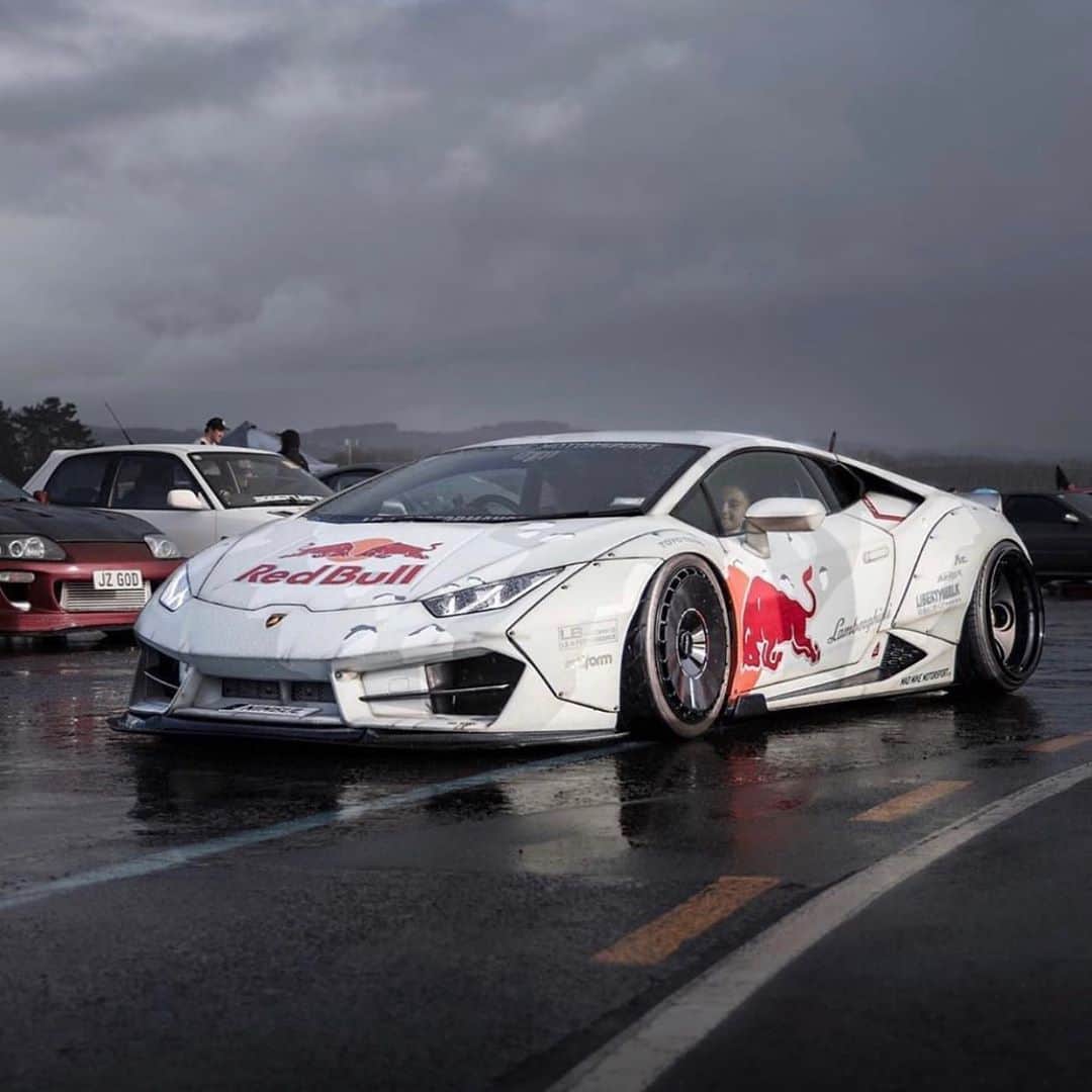 のインスタグラム：「LIBERTY WALK 　　LBWK LB★WORKS LAMBORGHINI HURACAN DRIFT CAR MAD MIKE😊  @madmike.123  @lamborghini  @libertywalkkato  #libertwalkkato#lamborghini#madmike #lamborghinihuracan#huracan#fiexhaust #airrexsuspension #redbull#redbullracing #redbullbatalladelosgallos #bride#ltmw#dub」