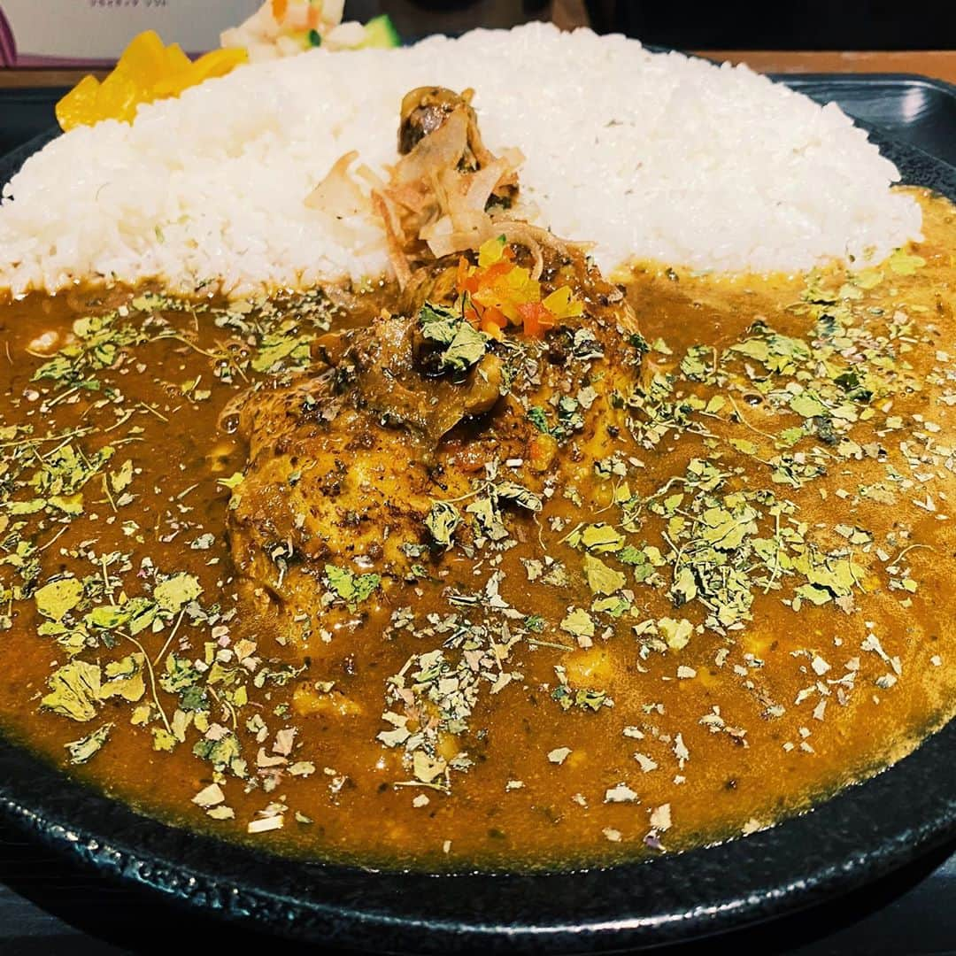 森野光晴のインスタグラム：「札幌にてカレーチャージ完了。 あえてスープカレーをスルーする勇気。  本日Zepp Sapporoにてマカロニえんぴつ・ヤユヨとスリーマンです！ 配信もあるので是非。  #スパイスカレー」