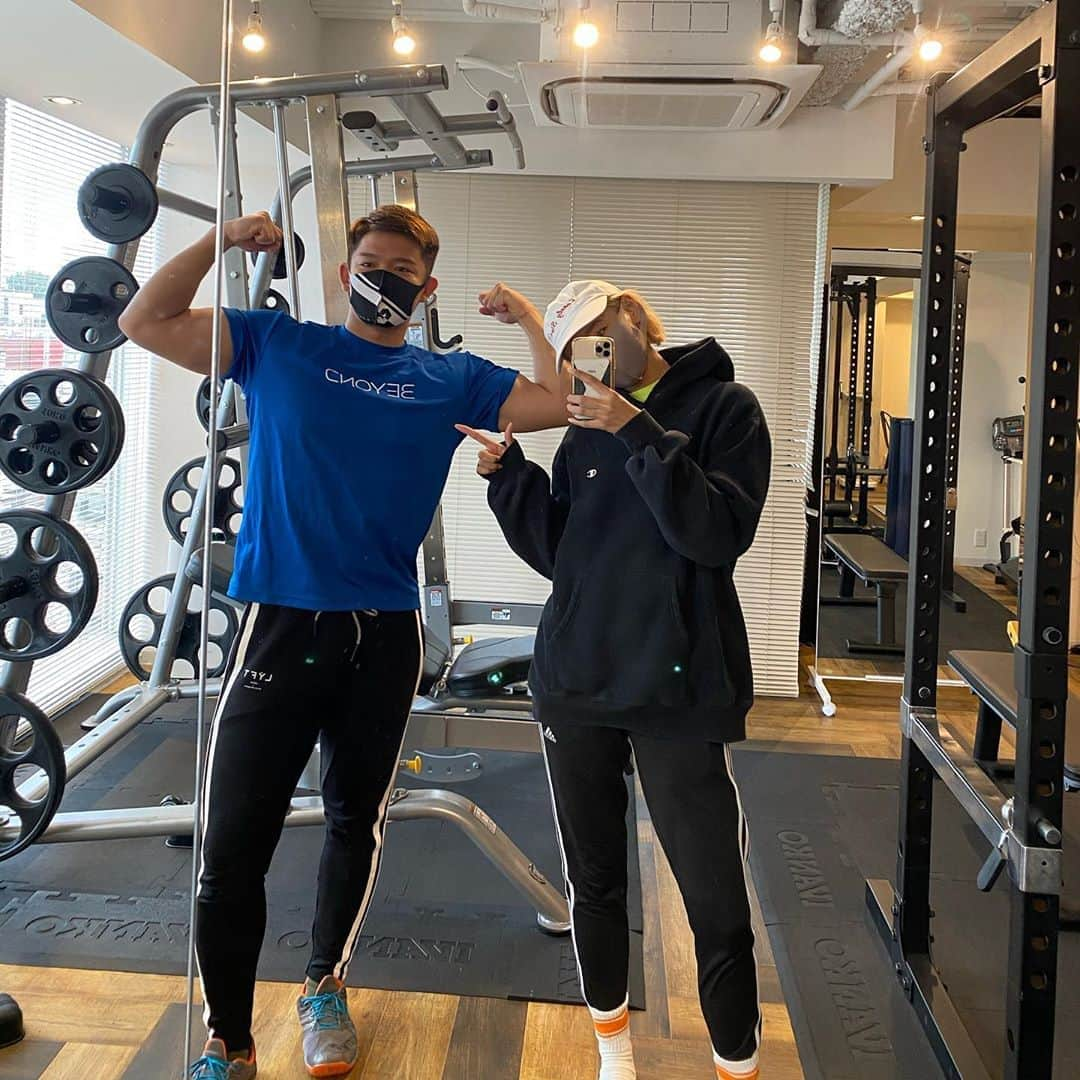 Mika Jimboさんのインスタグラム写真 - (Mika JimboInstagram)「【ボディメンテはビヨンドで🏋🏾‍♀️〜ビヨンド6回目✌️】﻿ ﻿ 背中は年齢が出やすいし、太りやすい肉がつきやすいからしっかりトレーニングしないとね😞﻿ 重力に負けない身体作りは @beyondgym_jiyugaoka で😎﻿ ﻿ トレーニングすると自然と姿勢も良くなるから大切だよ💯あと、店長はまさかの指圧も得意でびっくりした。﻿ ﻿ 久々に悶絶した。﻿ なんか通い始めてから一番気にしてたふくらはぎこ張りが取れてきた気がするんだよね🤔ちゃんと身体使えるようになってきたかも😒﻿ ﻿ 体験レッスンやってるよん。  3枚目は最近飲んでるプロテイン。かなり質が良いからトレーニングの前後に1杯ずつ飲んでる。それ以外は食べ物でカバー🥳﻿ ﻿ #beyond#ビヨンドジム#ビヨンド自由が丘#ジム#パーソナルジム#パーソナルトレーニング#ボディメイク#ダイエット#体幹#筋トレ#筋トレ女子#雑魚がんばります」10月24日 15時28分 - mikajimbox