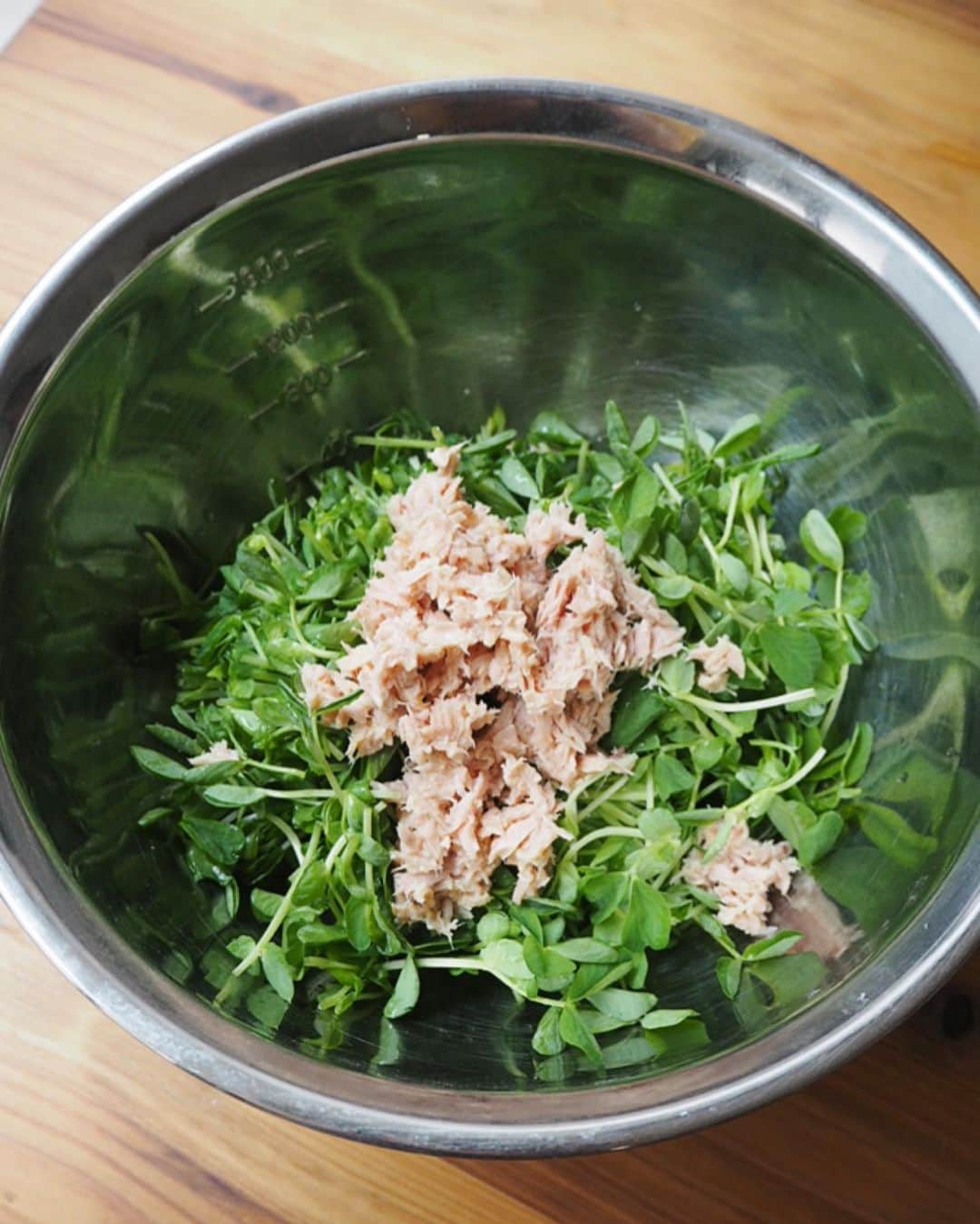 吉野千穂さんのインスタグラム写真 - (吉野千穂Instagram)「千穂飯レシピ🌿 『豆苗のわさびツナマヨあえ』  豆苗×ツナ、ツナ×マヨネーズの定番コンビを合わせ、 そこにわさびを加えた一品です！ わさびの香りがすーっと鼻に抜け、豆苗の風味とも よく合いますよ☺️  🌱豆苗はえんどう豆の若い芽で、ビタミン類が豊富！ 美肌や生活習慣病予防に効果的な抗酸化作用がとっても高い野菜です。  (時間とともに水分がでやすく、わさびの香りがとびやすいので作り置きではなく、食べる直前に作るのがおすすめです♪)  🌱分量:2人分 🌱調理時間:5分 🌱難易度:★⭐︎⭐︎  🌱材料 豆苗　1パック ツナ缶　1缶  マヨネーズ　大さじ2 わさび　小さじ1〜お好みで しょうゆ　小さじ1 鶏ガラスープの素　小さじ1/2  ①豆苗を切る ・豆苗は根本を切り落とし、長さを3等分に切る ・ツナ缶は汁気を切る  ②調味料を混ぜる ・ボウルにマヨネーズ、わさび、しょうゆ、鶏ガラスープの素を入れて混ぜる  ③あえる ・ボウルに豆苗、ツナ缶を加えてあえる * * #豆苗#豆苗レシピ#無限豆苗#豆苗サラダ#ツナ#ツナ缶#ツナマヨ#簡単レシピ#作り置き#作り置きレシピ#常備菜#千穂飯#管理栄養士ごはん#管理栄養士#吉野千穂#おうちごはん#毎日ごはん#朝ごはん#お昼ごはん#晩ごはん#今日のごはん#おうち居酒屋#おつまみ#おつまみレシピ#フードスタイリスト」10月24日 15時31分 - chiho_yoshino