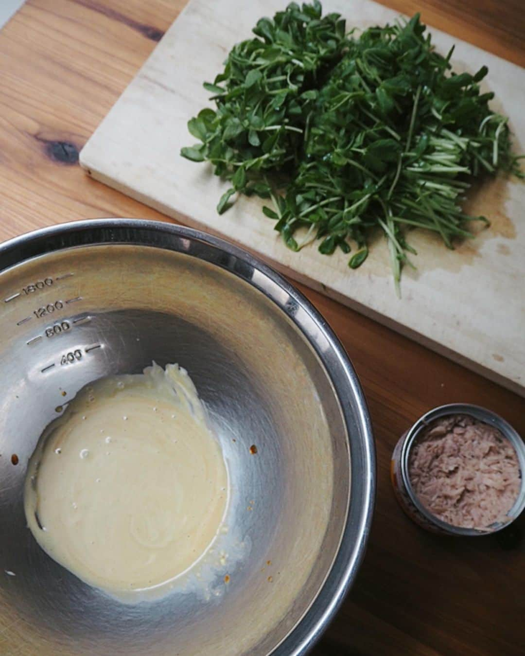 吉野千穂さんのインスタグラム写真 - (吉野千穂Instagram)「千穂飯レシピ🌿 『豆苗のわさびツナマヨあえ』  豆苗×ツナ、ツナ×マヨネーズの定番コンビを合わせ、 そこにわさびを加えた一品です！ わさびの香りがすーっと鼻に抜け、豆苗の風味とも よく合いますよ☺️  🌱豆苗はえんどう豆の若い芽で、ビタミン類が豊富！ 美肌や生活習慣病予防に効果的な抗酸化作用がとっても高い野菜です。  (時間とともに水分がでやすく、わさびの香りがとびやすいので作り置きではなく、食べる直前に作るのがおすすめです♪)  🌱分量:2人分 🌱調理時間:5分 🌱難易度:★⭐︎⭐︎  🌱材料 豆苗　1パック ツナ缶　1缶  マヨネーズ　大さじ2 わさび　小さじ1〜お好みで しょうゆ　小さじ1 鶏ガラスープの素　小さじ1/2  ①豆苗を切る ・豆苗は根本を切り落とし、長さを3等分に切る ・ツナ缶は汁気を切る  ②調味料を混ぜる ・ボウルにマヨネーズ、わさび、しょうゆ、鶏ガラスープの素を入れて混ぜる  ③あえる ・ボウルに豆苗、ツナ缶を加えてあえる * * #豆苗#豆苗レシピ#無限豆苗#豆苗サラダ#ツナ#ツナ缶#ツナマヨ#簡単レシピ#作り置き#作り置きレシピ#常備菜#千穂飯#管理栄養士ごはん#管理栄養士#吉野千穂#おうちごはん#毎日ごはん#朝ごはん#お昼ごはん#晩ごはん#今日のごはん#おうち居酒屋#おつまみ#おつまみレシピ#フードスタイリスト」10月24日 15時31分 - chiho_yoshino