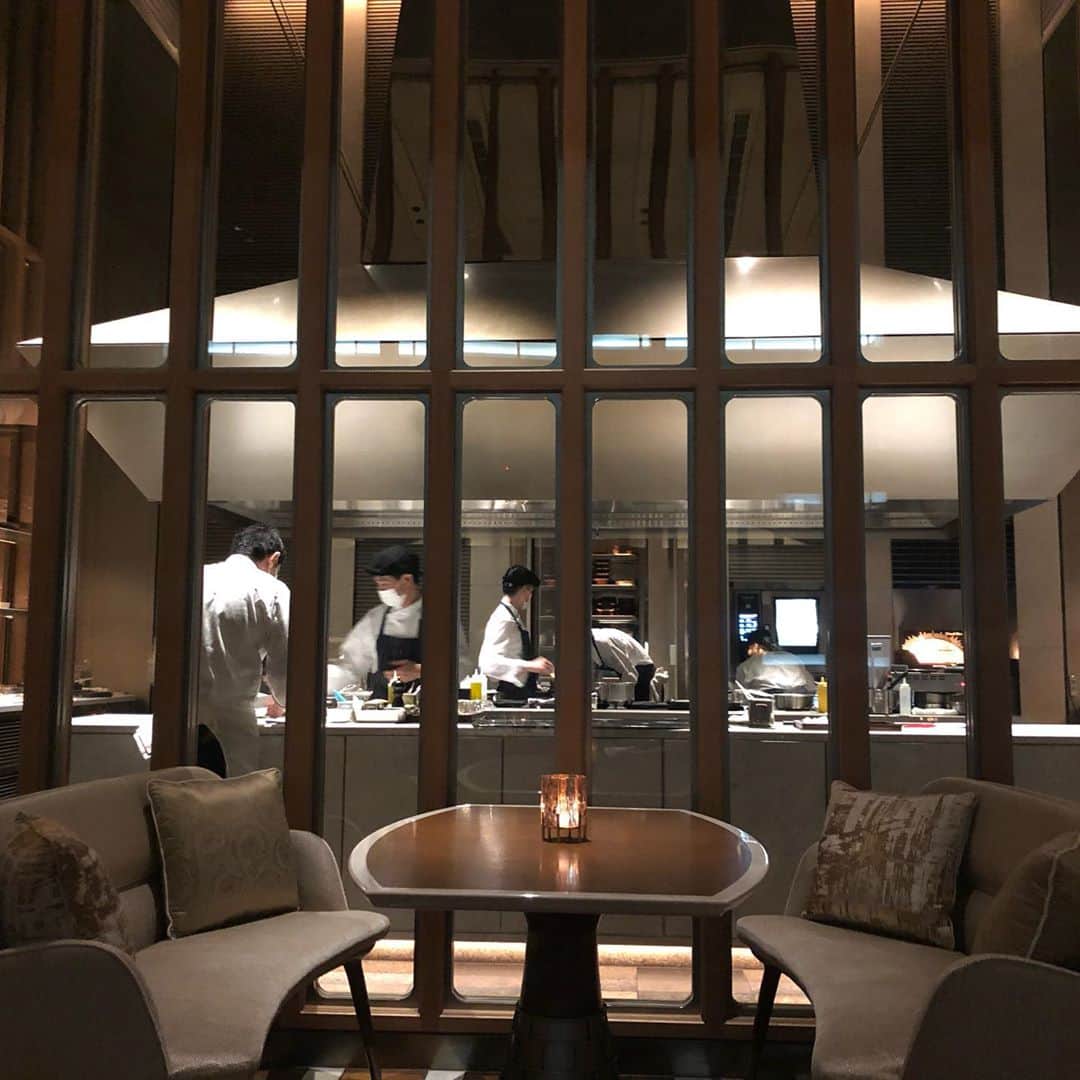 宇佐美進典さんのインスタグラム写真 - (宇佐美進典Instagram)「新しく出来たフォーシーズンズ大手町のestへ。コンテンポラリーフレンチでテロワールにこだわった感じの料理でした。オープンキッチンで中が見えるのは新鮮。　#フォーシーズンズホテル東京大手町 #est #フレンチ　#ミシュラン」10月24日 15時34分 - usapon