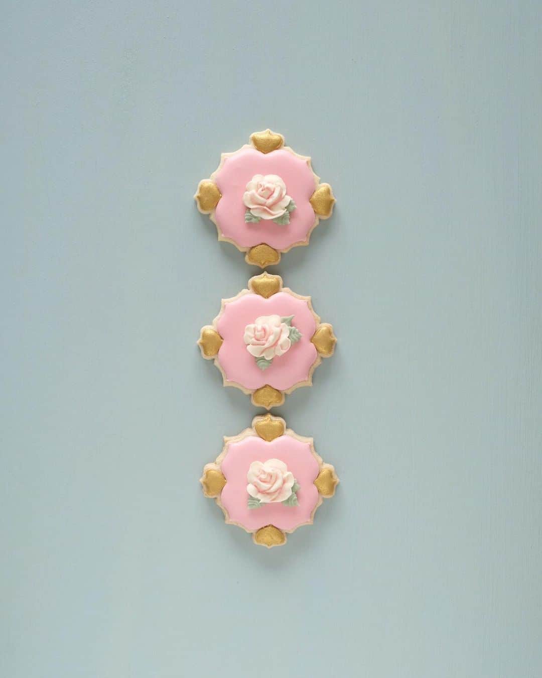 KUNIKAのインスタグラム：「Petit rose tile cookies🌹﻿ ﻿ 薔薇のカボションをイメージしてアイシングの絞りで表現しました🌹﻿ いつもより立体的🍡﻿ ﻿ #artofkunika」